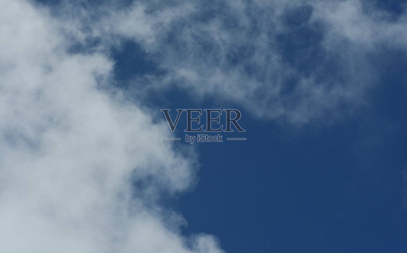 白云漂浮在美丽的天空照片摄影图片