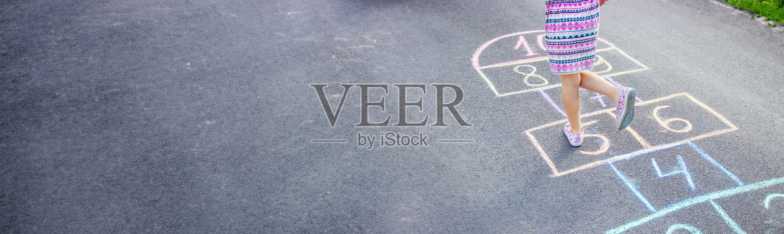 街头儿童的经典游戏。有选择性的重点。照片摄影图片