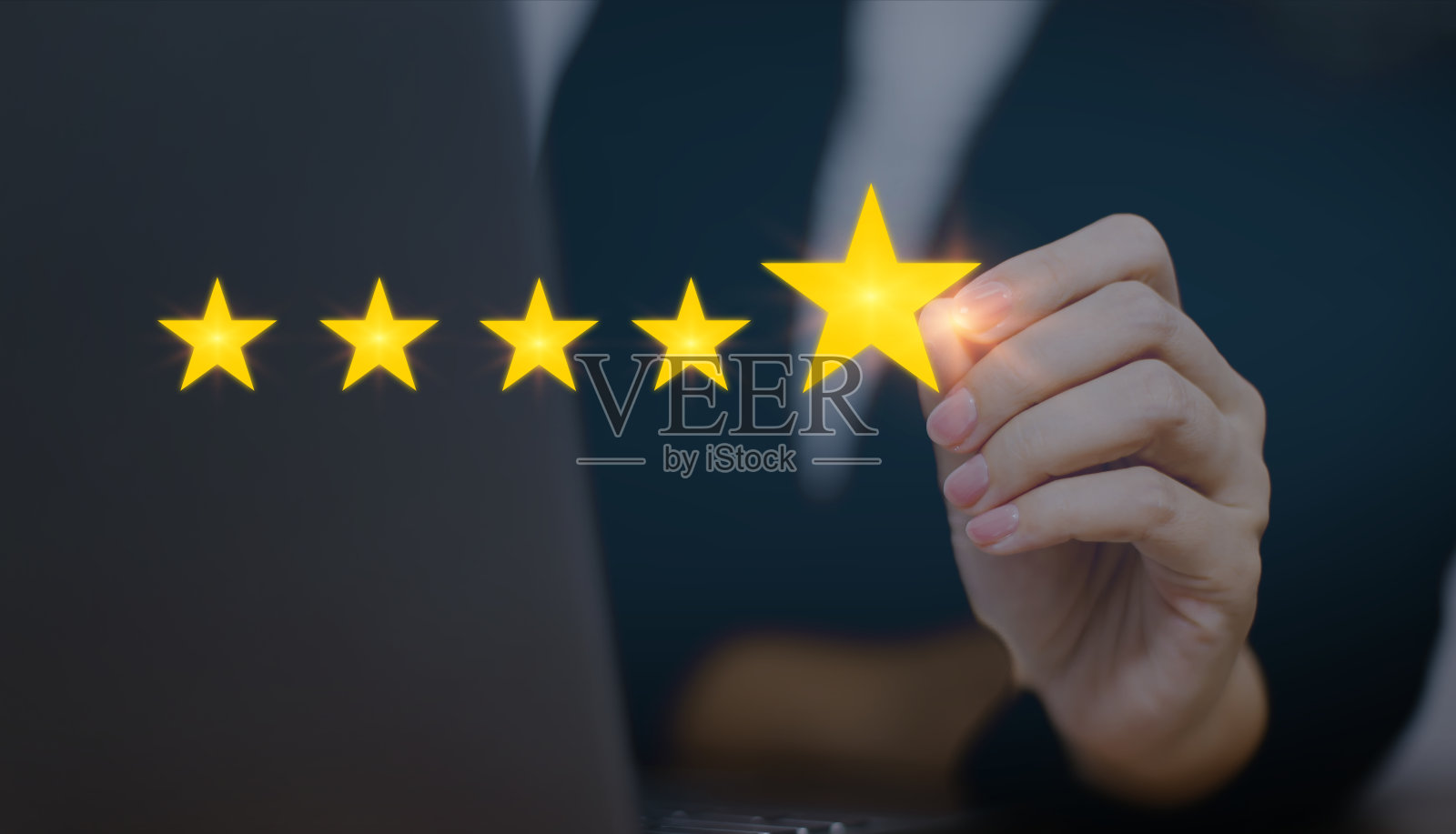 客户服务体验和商务满意度调查，女商人触摸屏幕五星(5)评级，消费者反馈，客户评论和优秀评级的概念。照片摄影图片