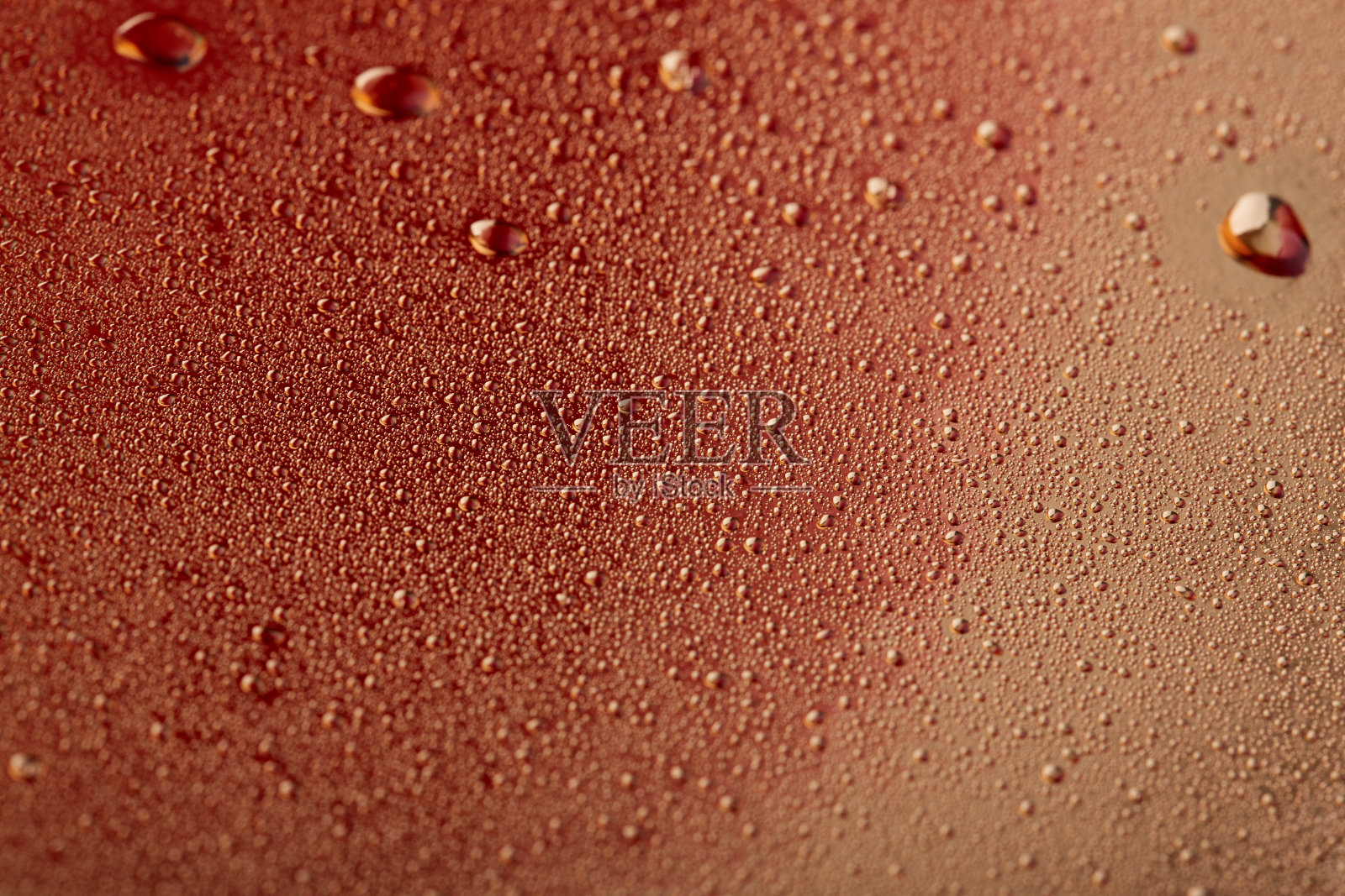 金色背景上的彩色水滴。抽象液体喷雾剂照片摄影图片