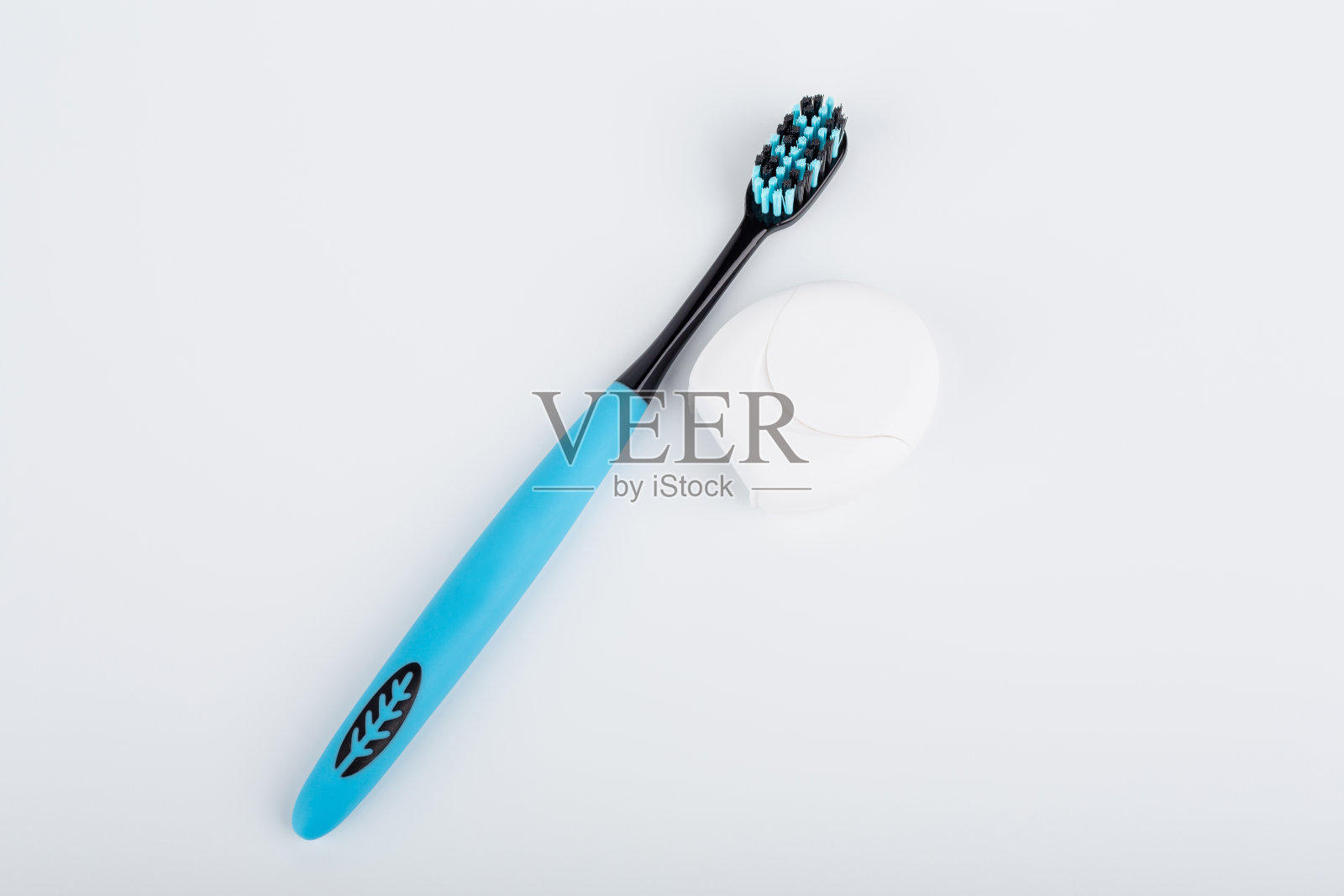 白色背景的牙刷。口腔健康。个人卫生。照片摄影图片