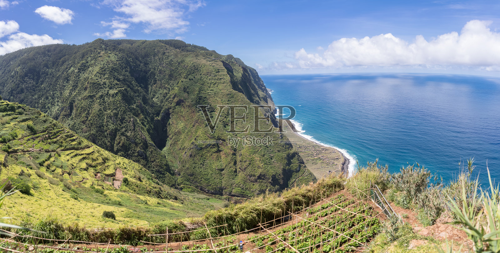 全景在马德拉岛海岸景观与悬崖和山脉和加甘塔丰达瀑布，场景具有独特的轮廓，以大瀑布为特色，约140米高照片摄影图片