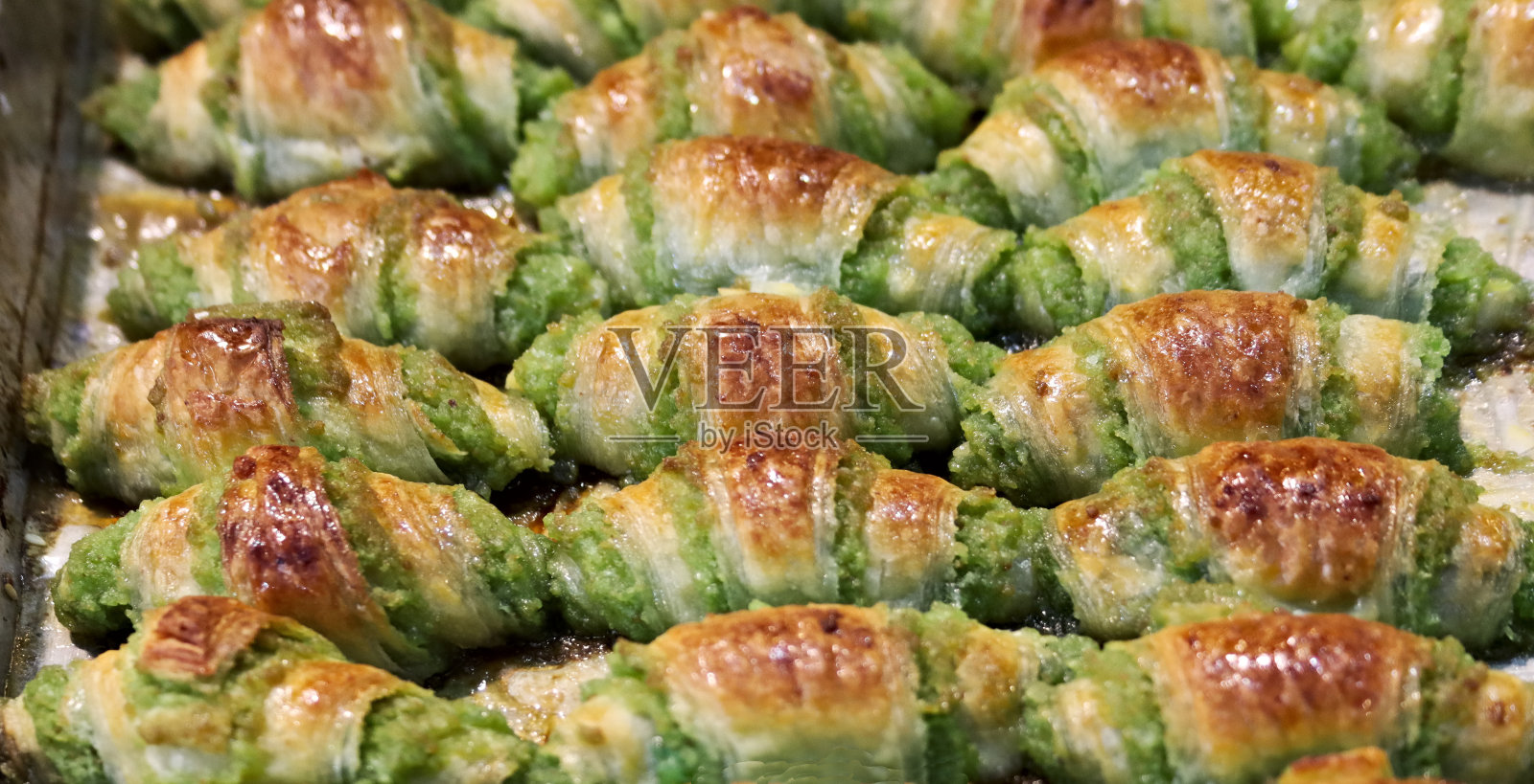 猕猴桃奶油羊角面包照片摄影图片