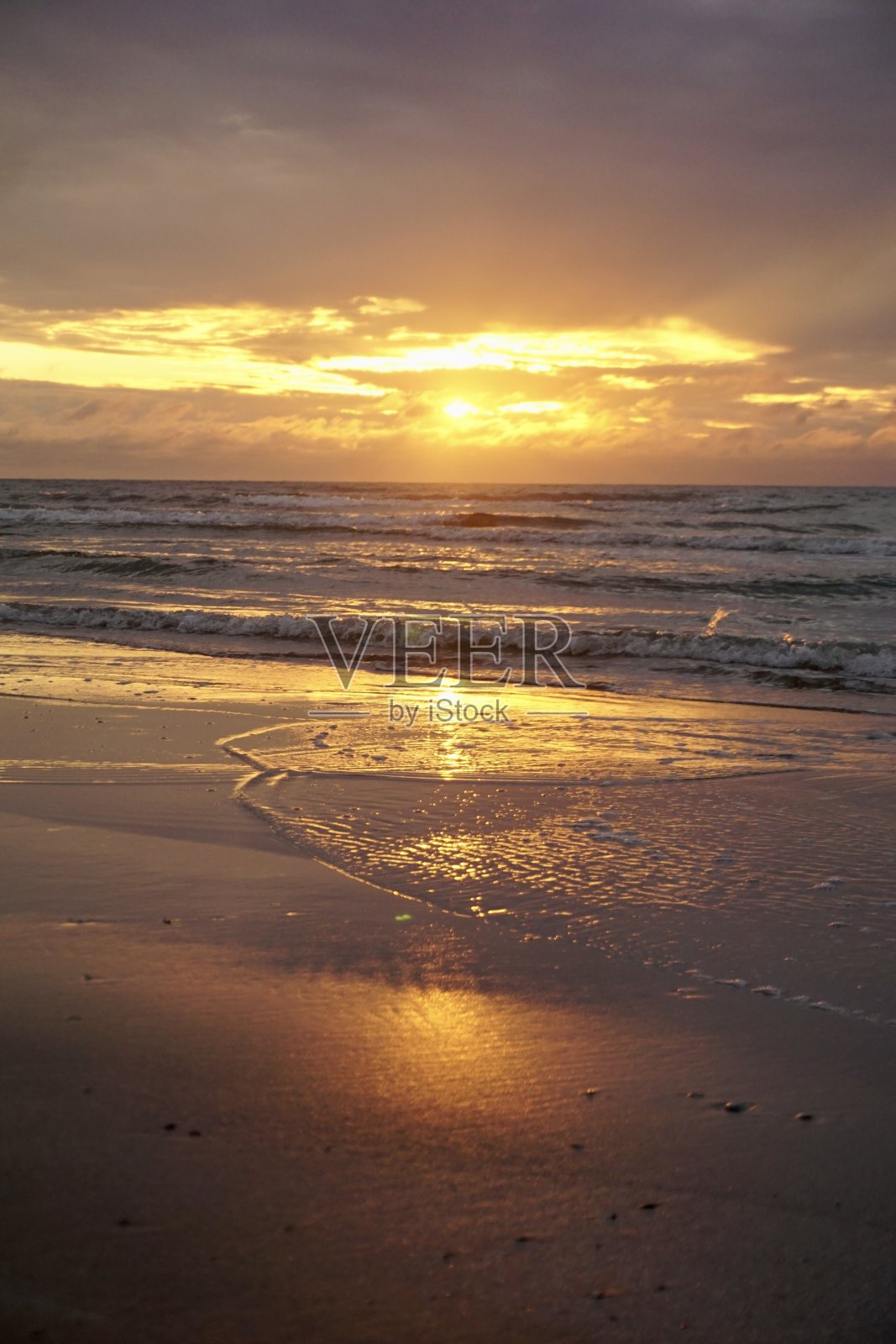 丹麦的日落。丹麦的白夜。丹麦北部海滩上的日落。Kjul海滩的日落。北海令人愉悦的日落。照片摄影图片