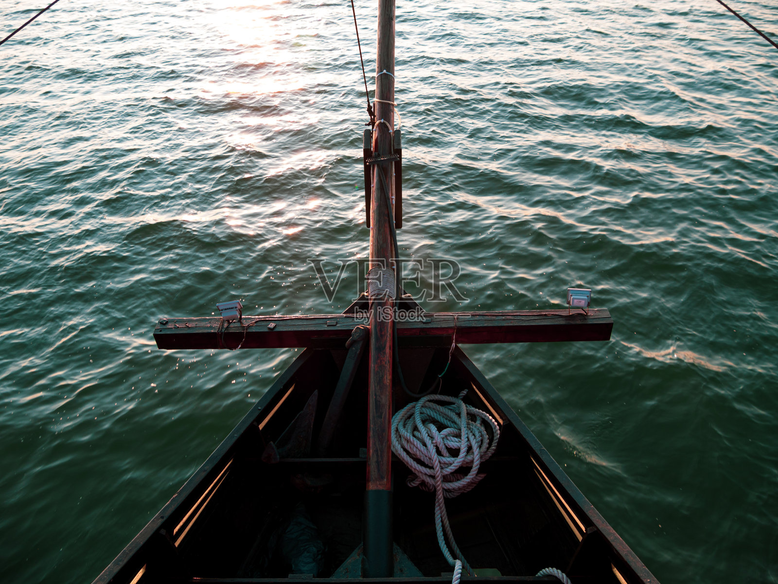 帆船船头系绳航行在碧绿的海水上。大气海洋旅行照片。照片摄影图片