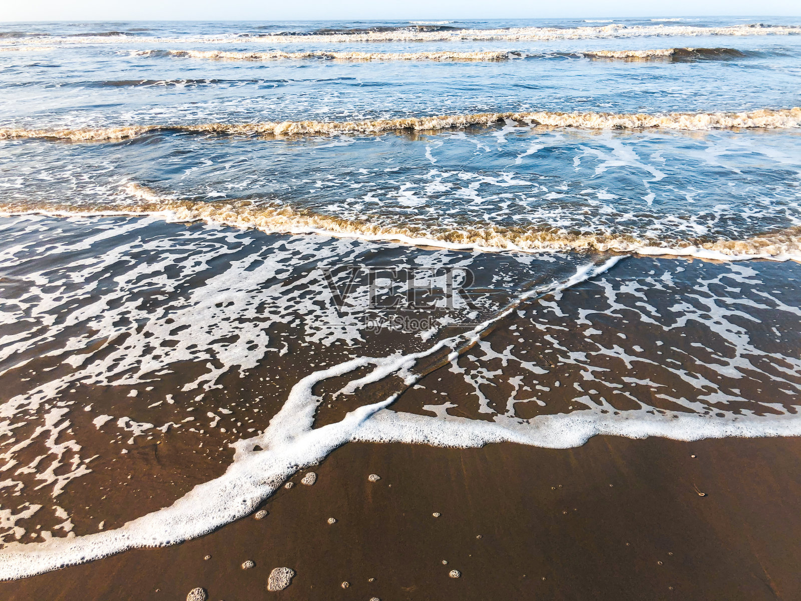 海滩上的海浪照片摄影图片