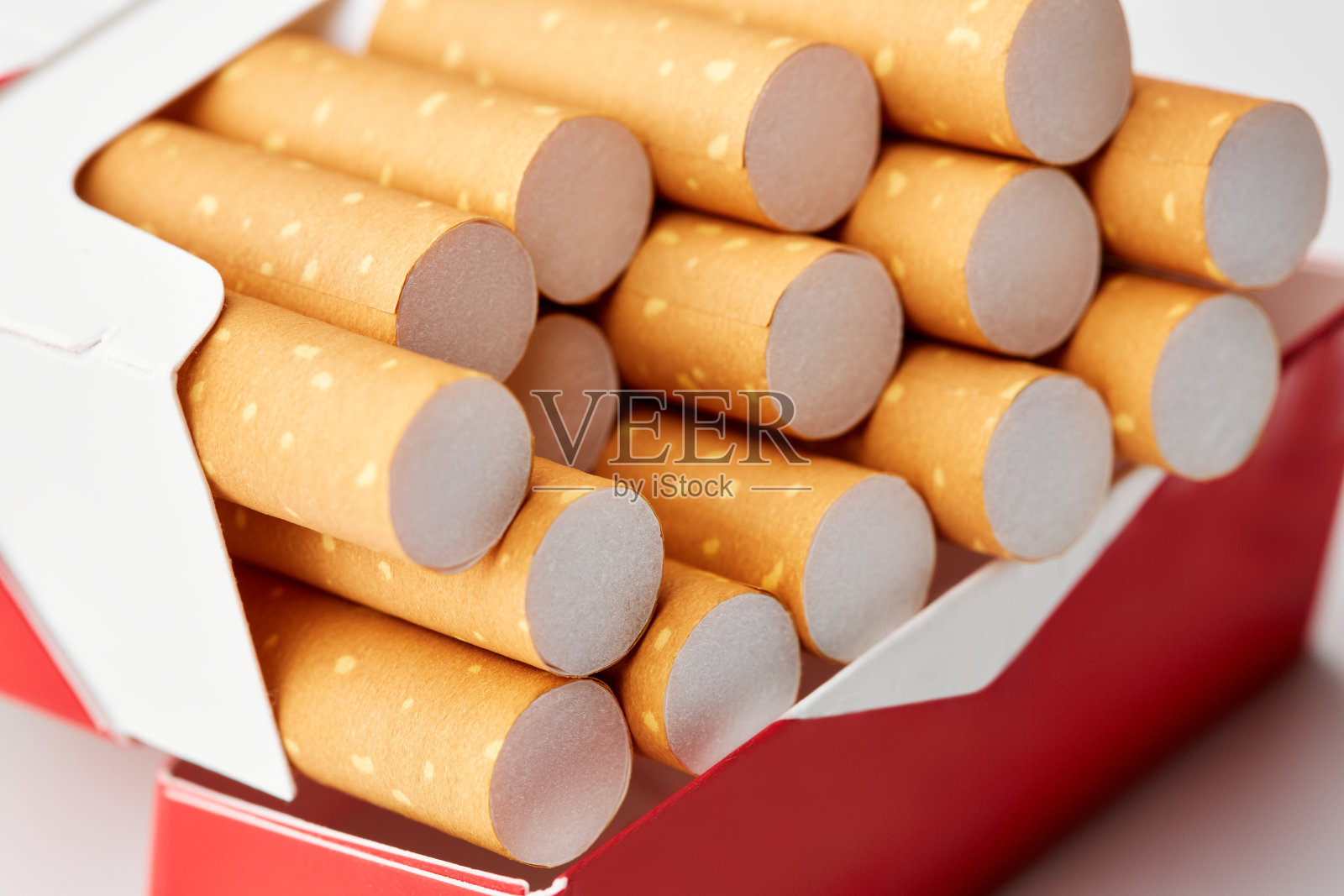 木制背景上的香烟特写。药物成瘾。吸烟。癌症。尼古丁。坏习惯。照片摄影图片