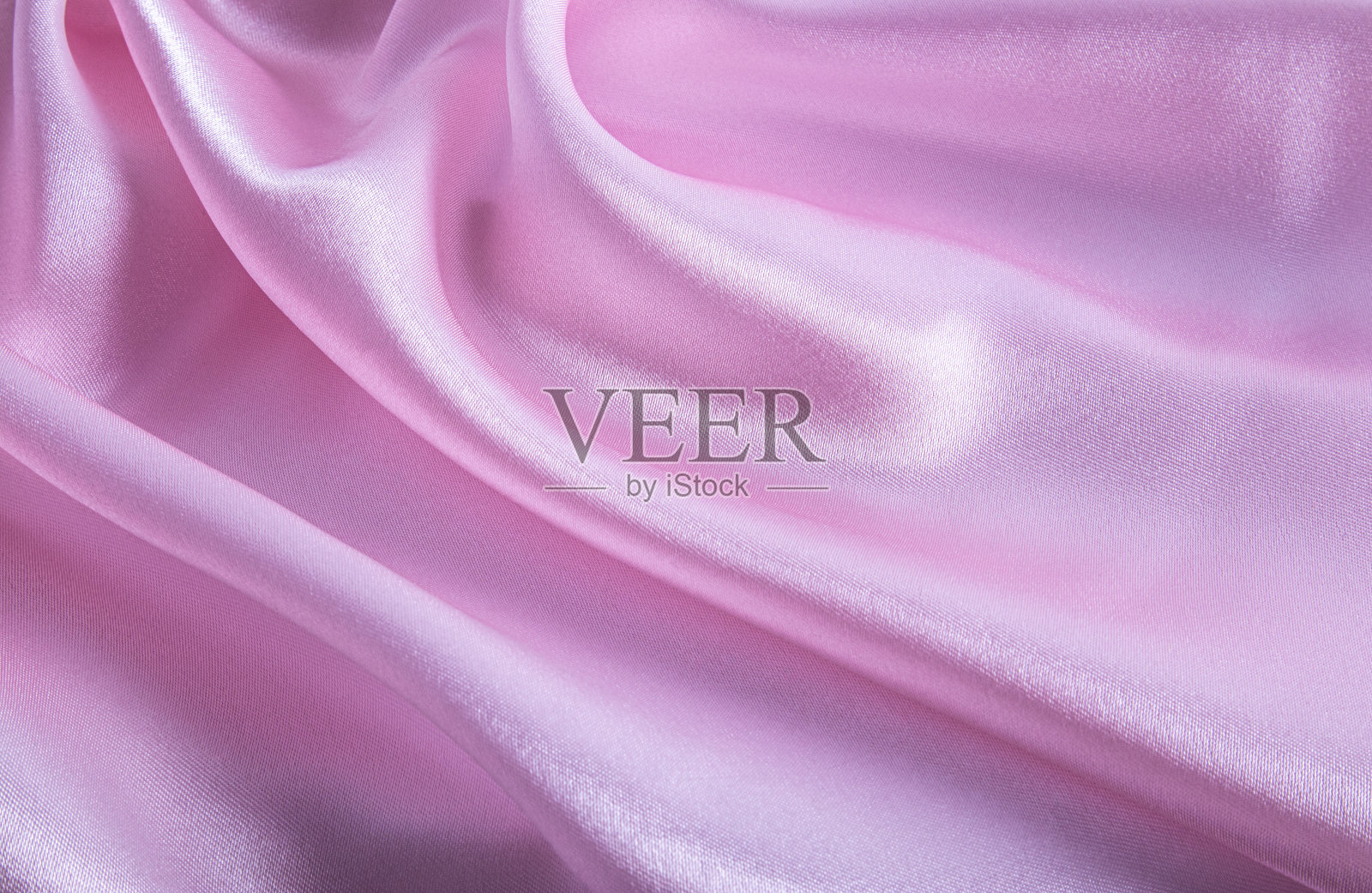淡紫色缎面织物优雅褶皱的细腻质感。奢华的产品展示背景。淡紫色的缎子波浪。照片摄影图片