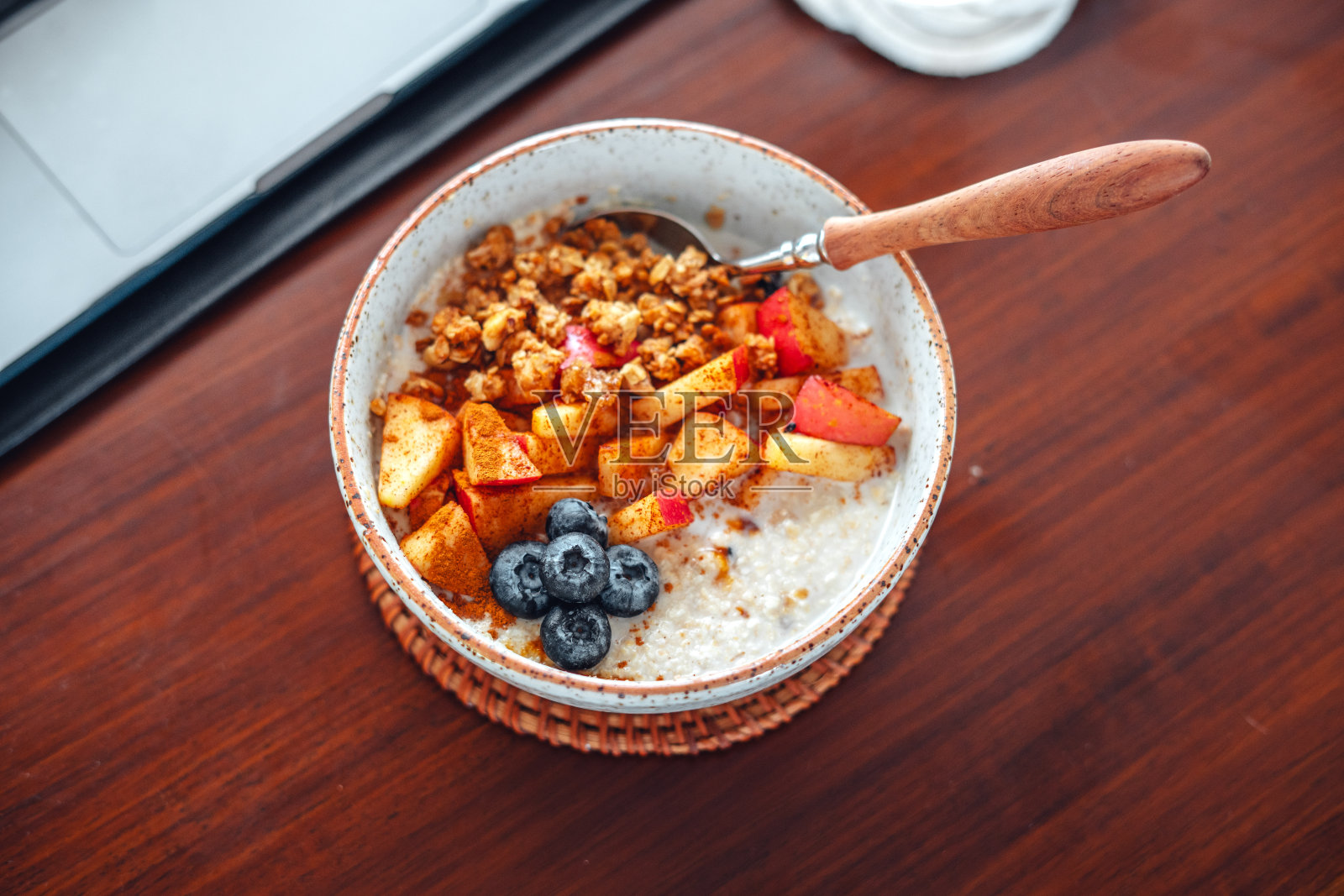 健康早餐苹果肉桂燕麦片照片摄影图片