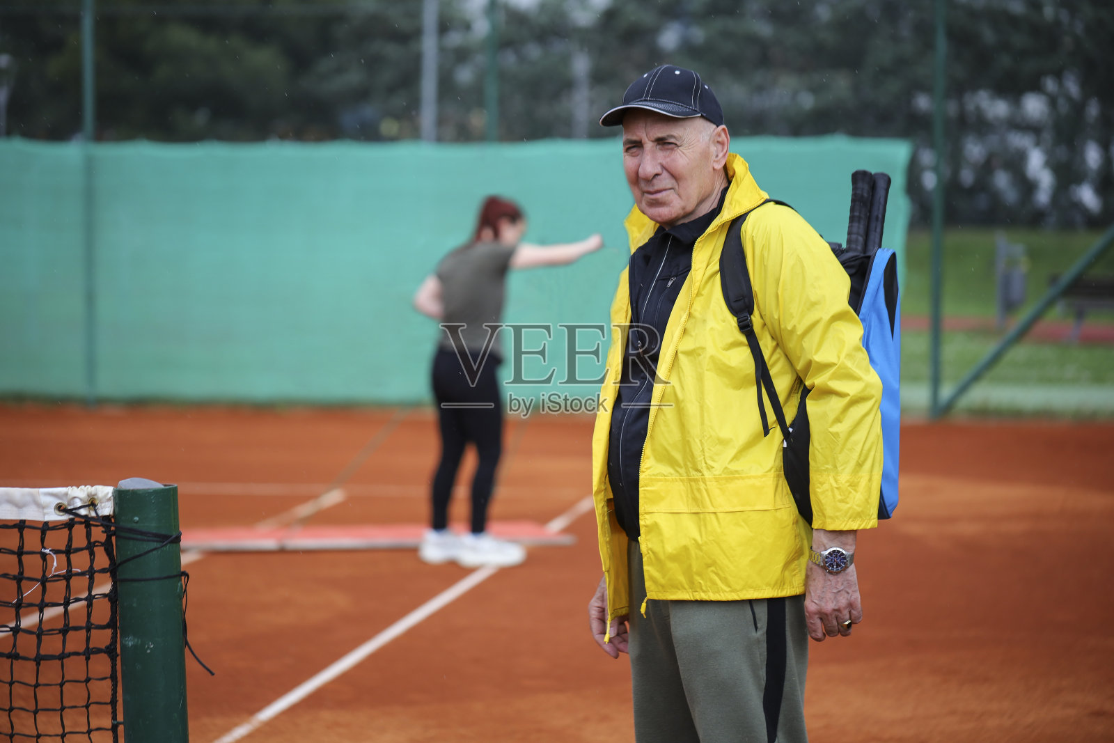 一个活跃和健康的老年人在网球场上的肖像照片摄影图片