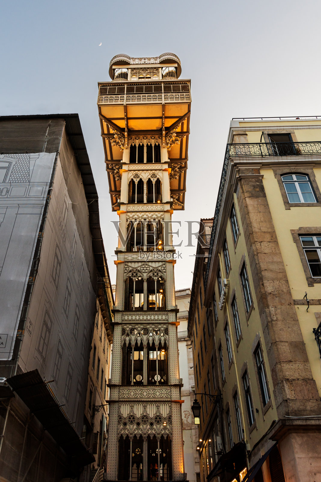 葡萄牙里斯本，日落时分，灯光亮起的圣胡斯塔或卡莫电梯。照片摄影图片