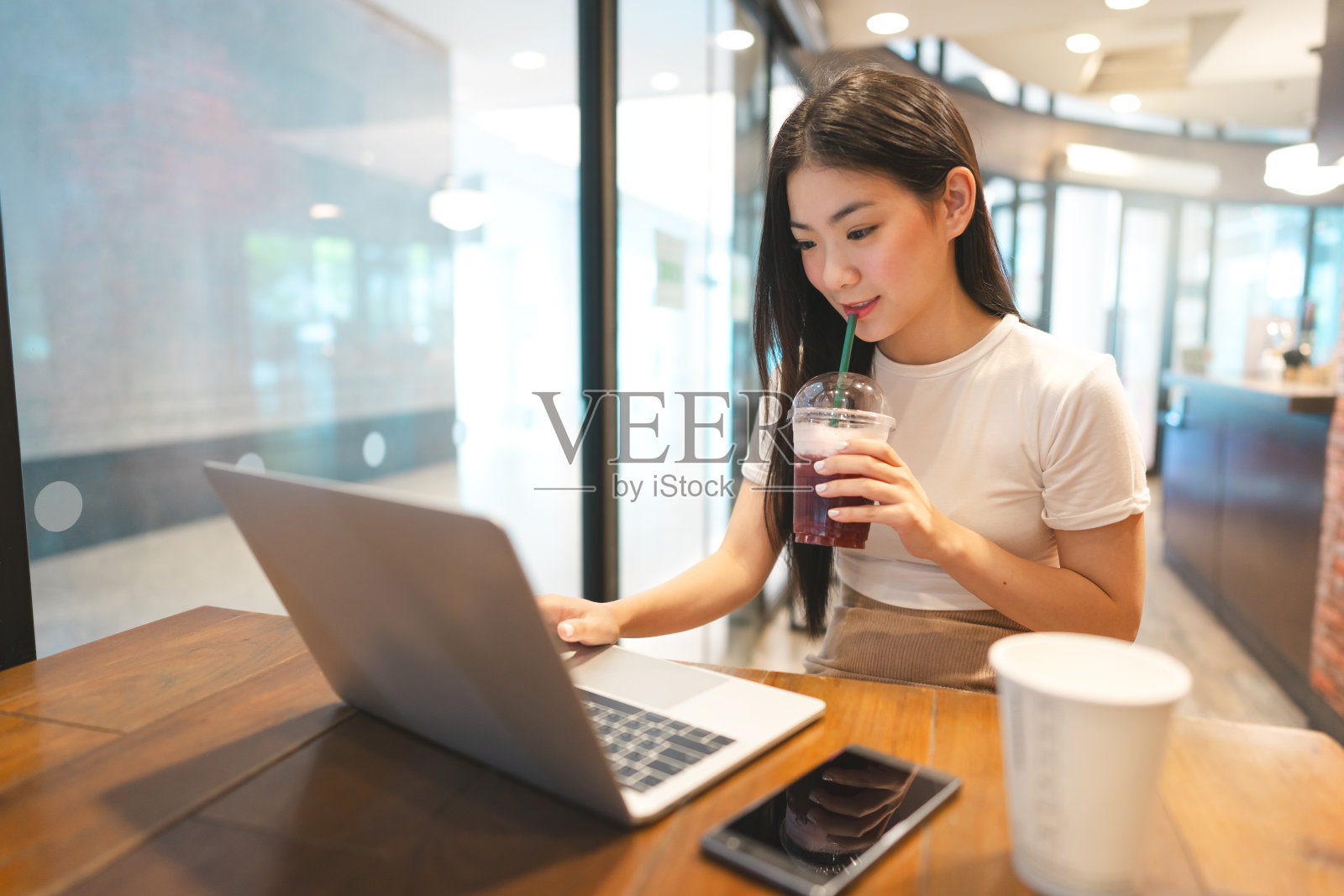 快乐的商业自由亚洲女人拿着咖啡杯在咖啡馆都市生活方式照片摄影图片