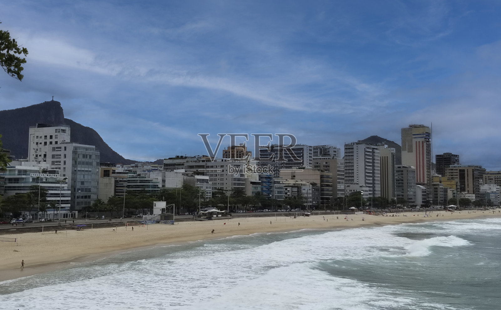 伊帕内玛海滩和科尔科瓦多山在río de Janeiro照片摄影图片