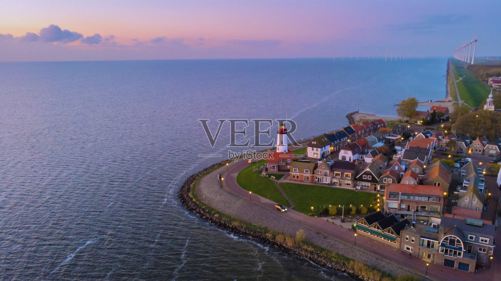 夕阳在灯塔和乌克荷兰港。乌尔克渔村照片摄影图片