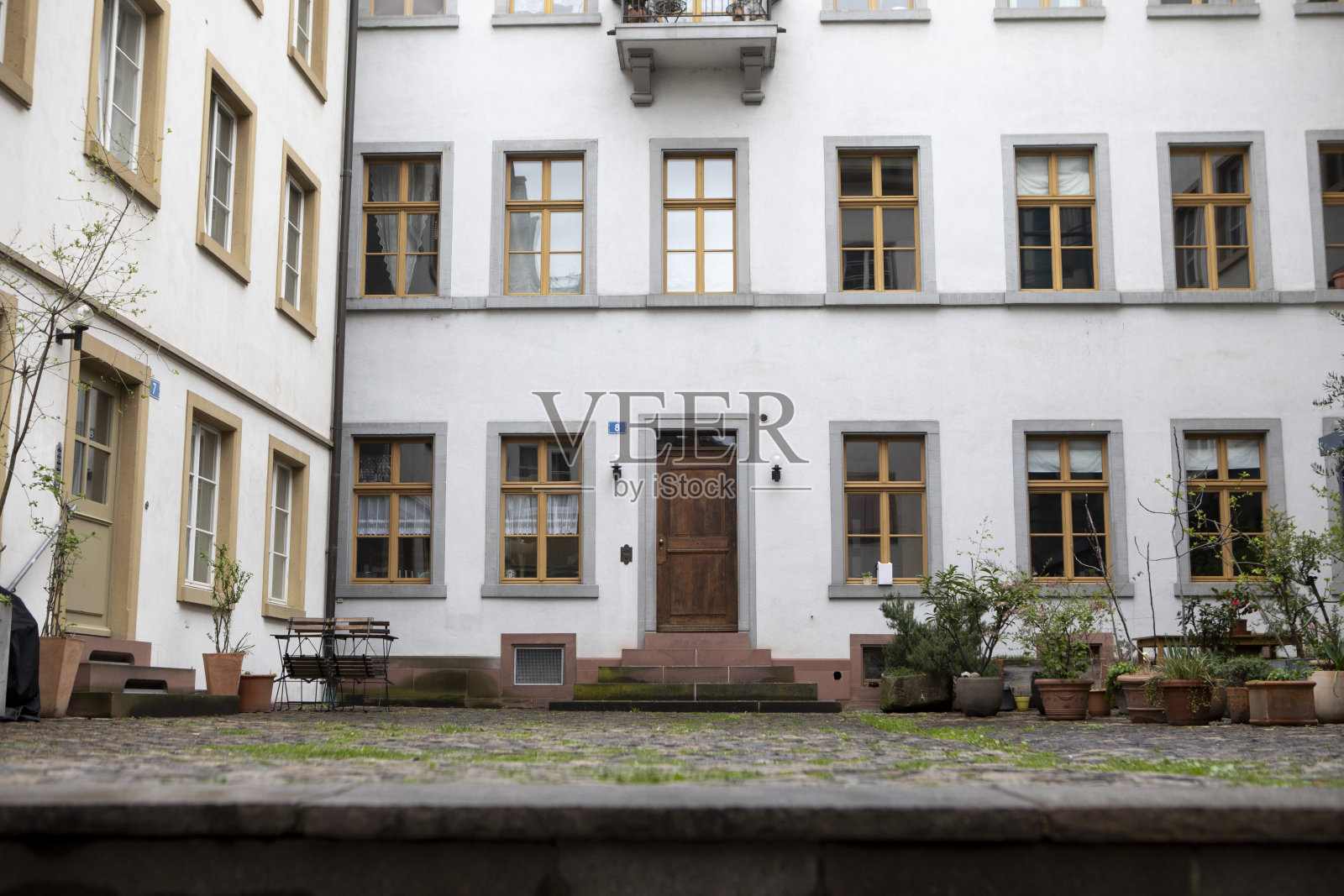 古老的住宅建筑围绕着一个庭院照片摄影图片