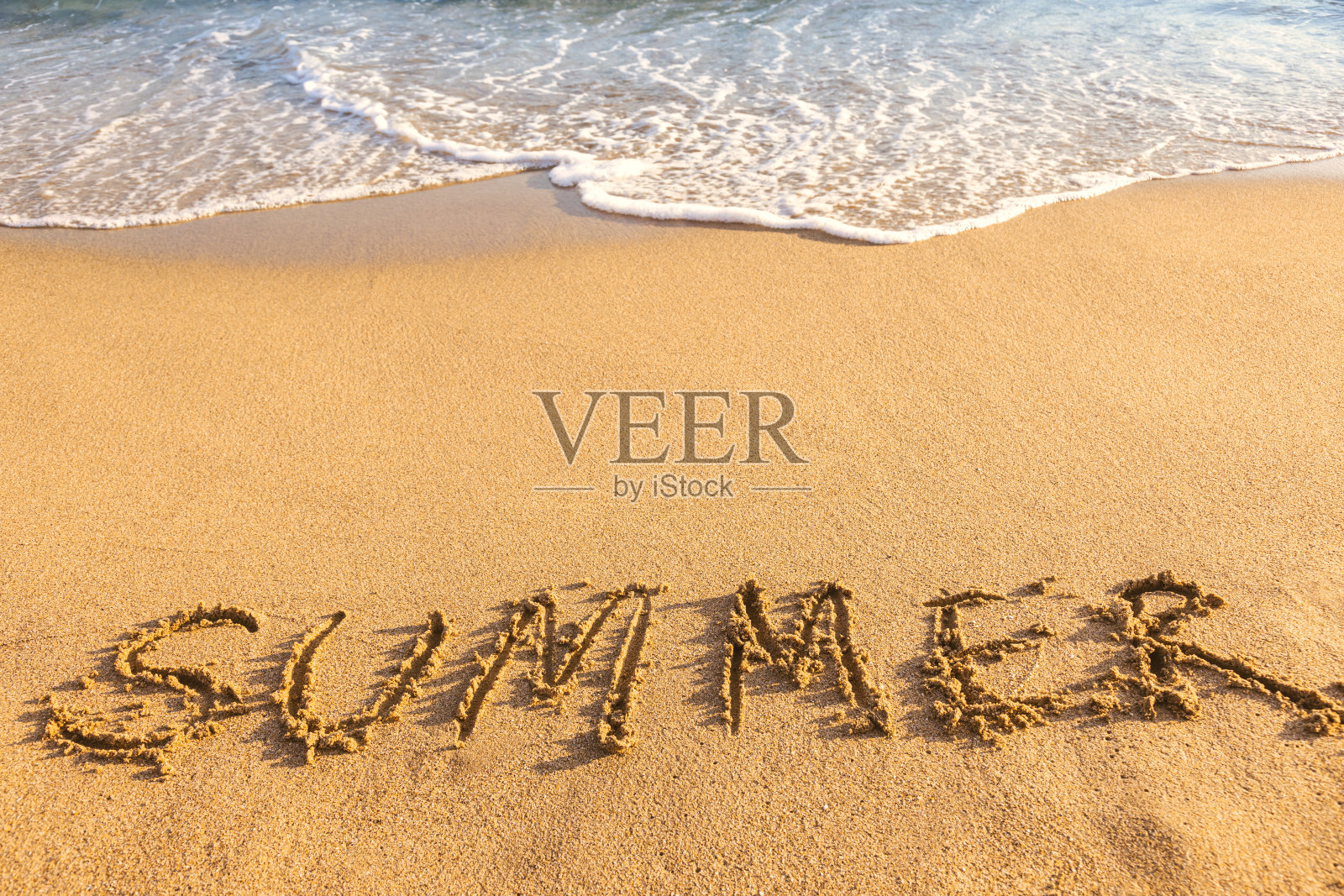 沙滩上的夏日铭文照片摄影图片