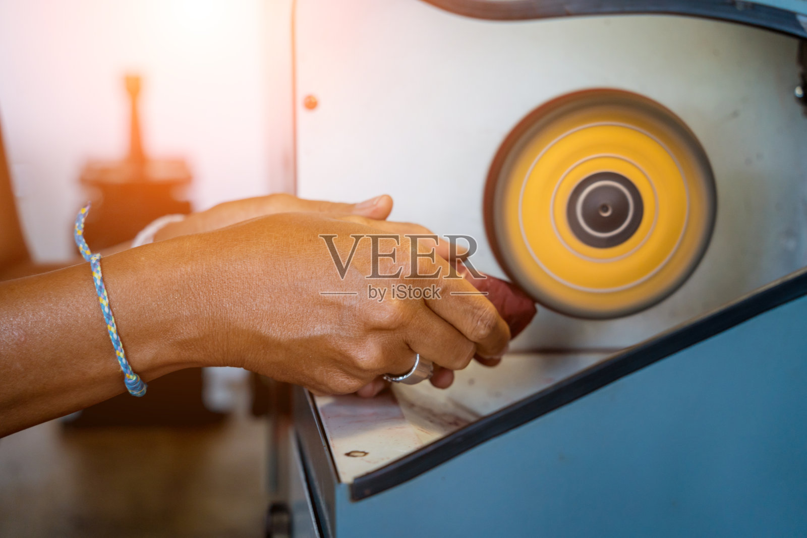 珠宝师老师和学生在车间抛光珠宝照片摄影图片