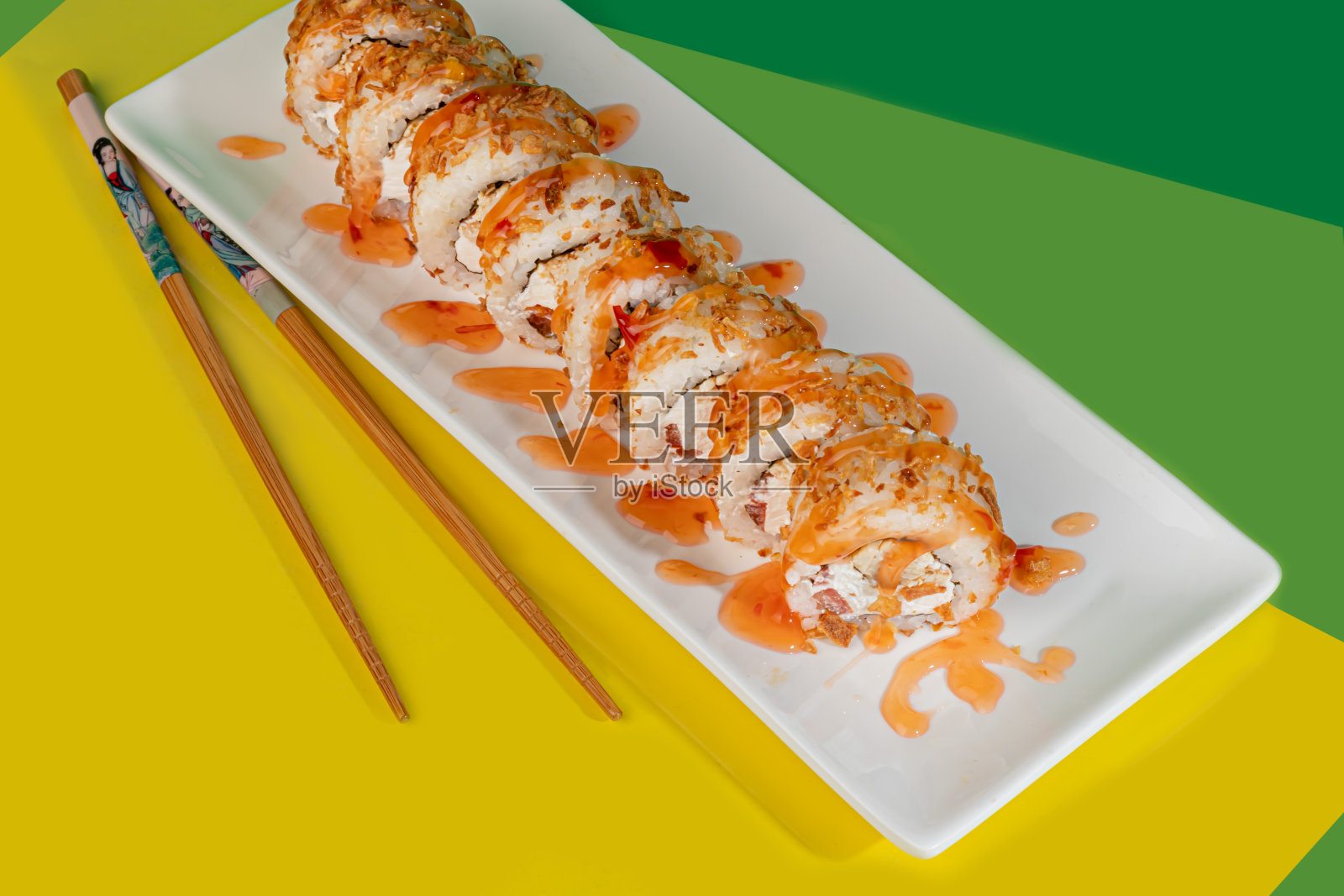 寿司套装，鱼子酱卷，虾，金枪鱼，鳄梨和费城奶酪，在一个白色的盘子里。照片摄影图片