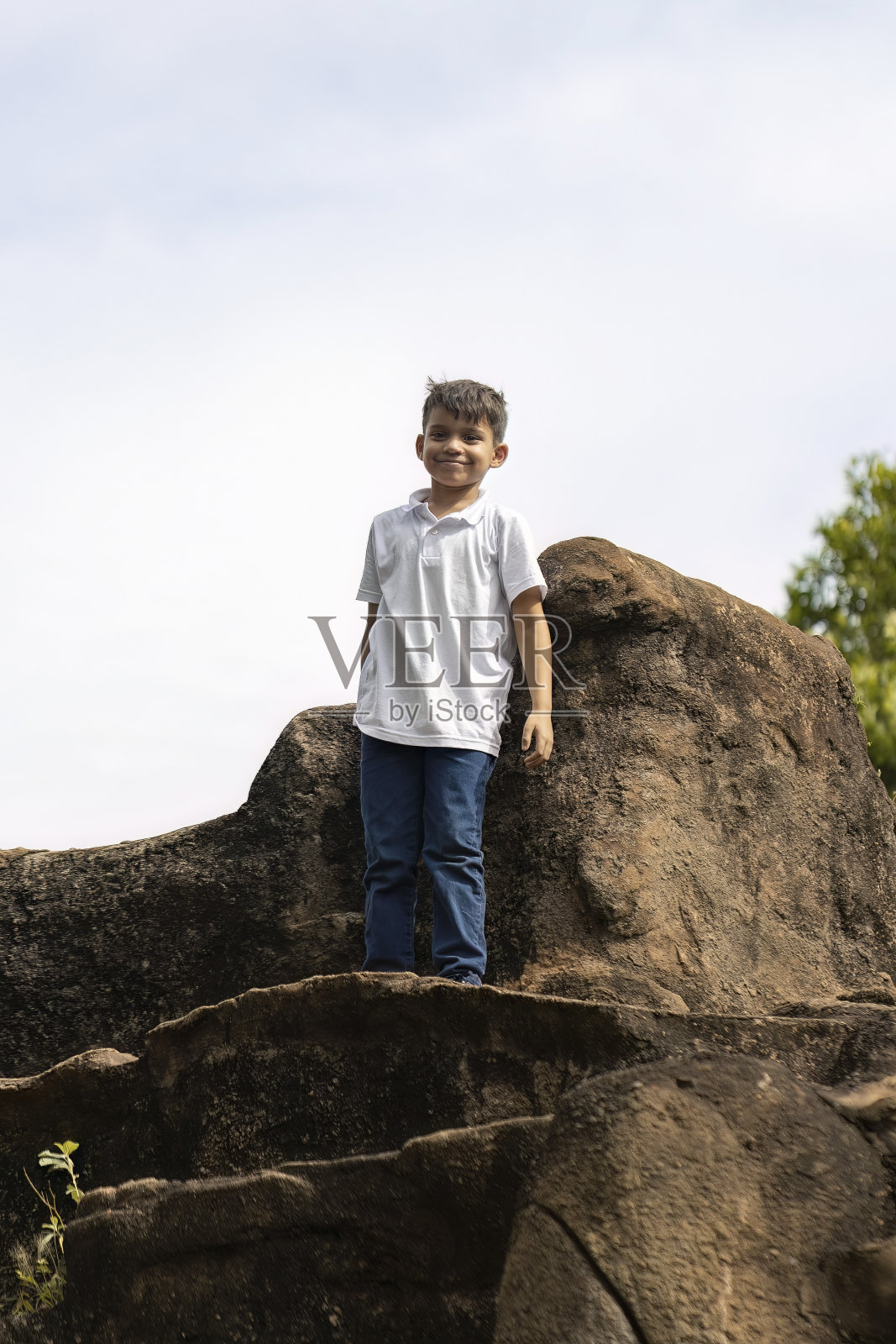 男孩在户外玩耍照片摄影图片