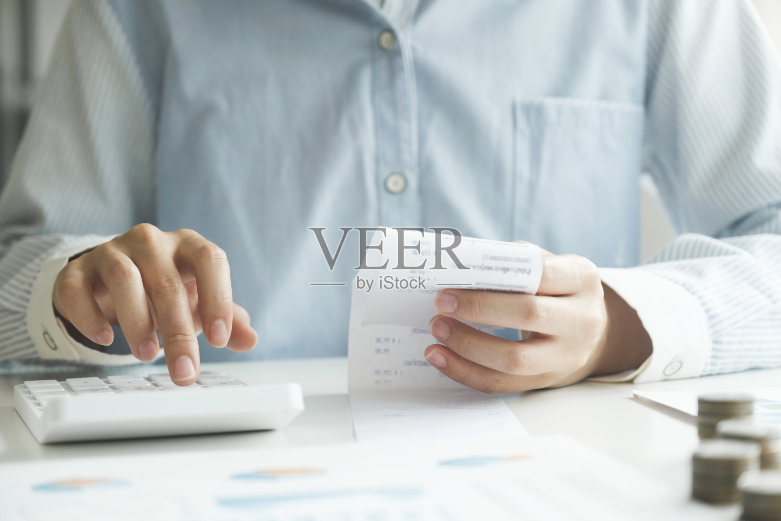 会计在办公室用计算器计算财务报告。照片摄影图片