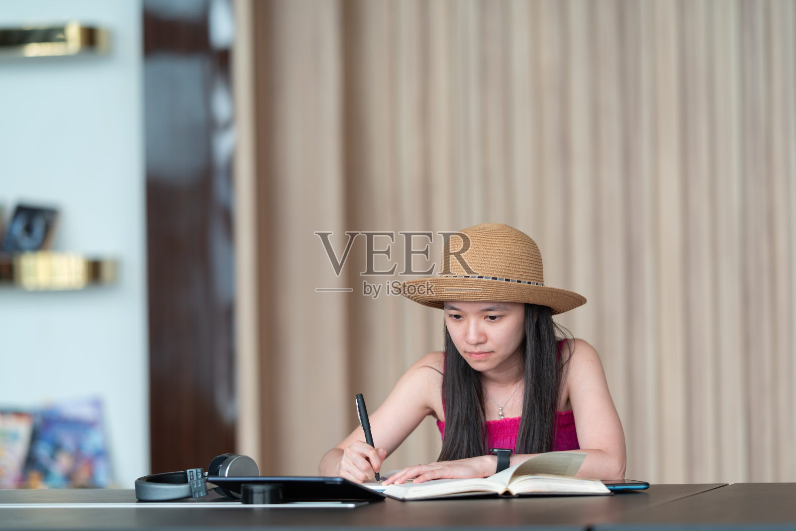 年轻女士在写作照片摄影图片