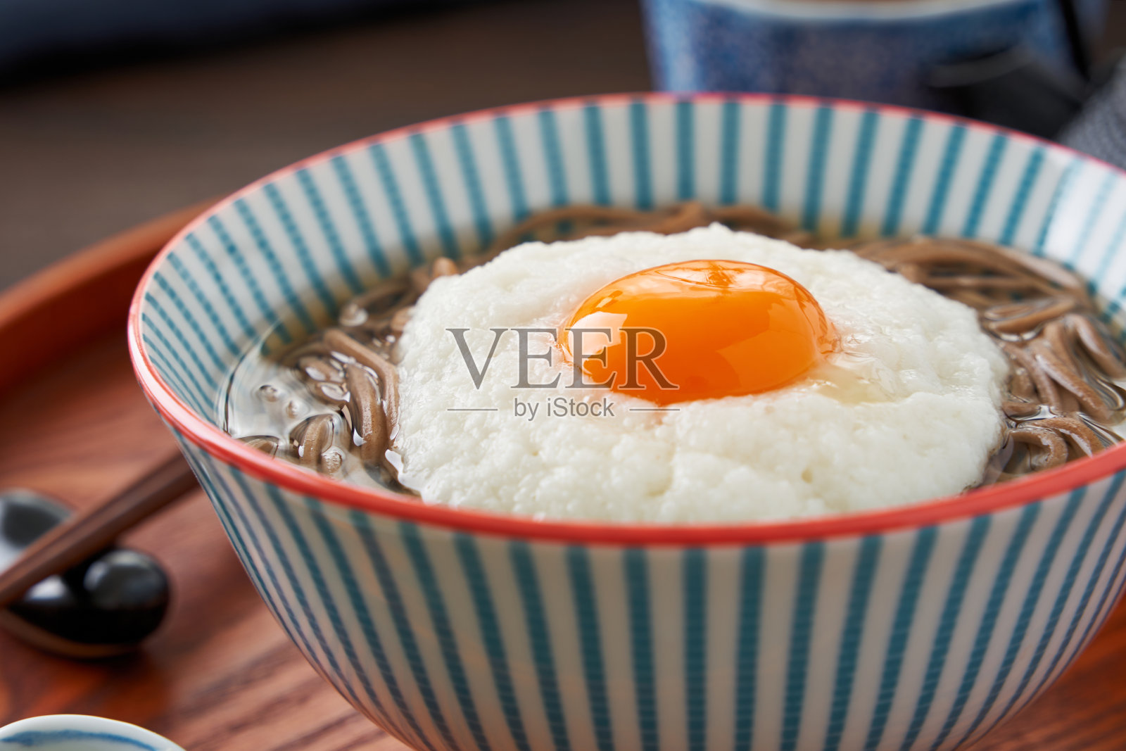 日本食物:热荞麦面配山药碎照片摄影图片