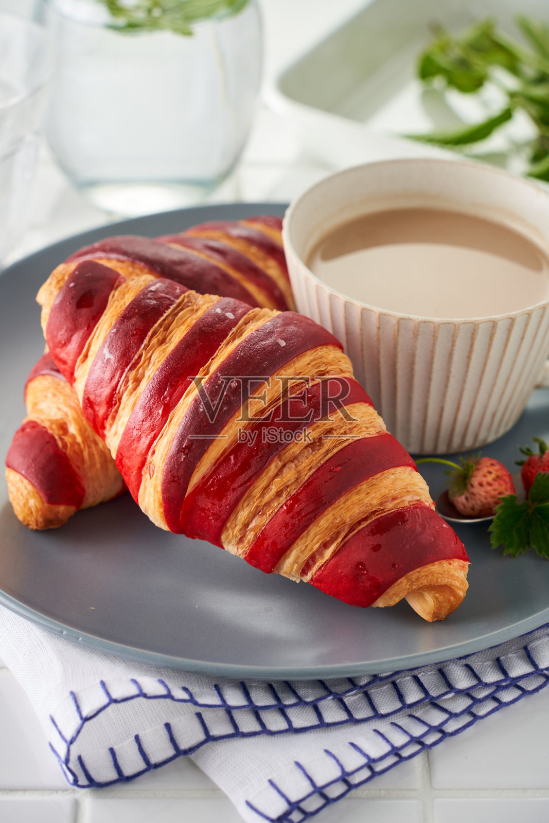 牛角面包有两种颜色的条纹，包括红色照片摄影图片