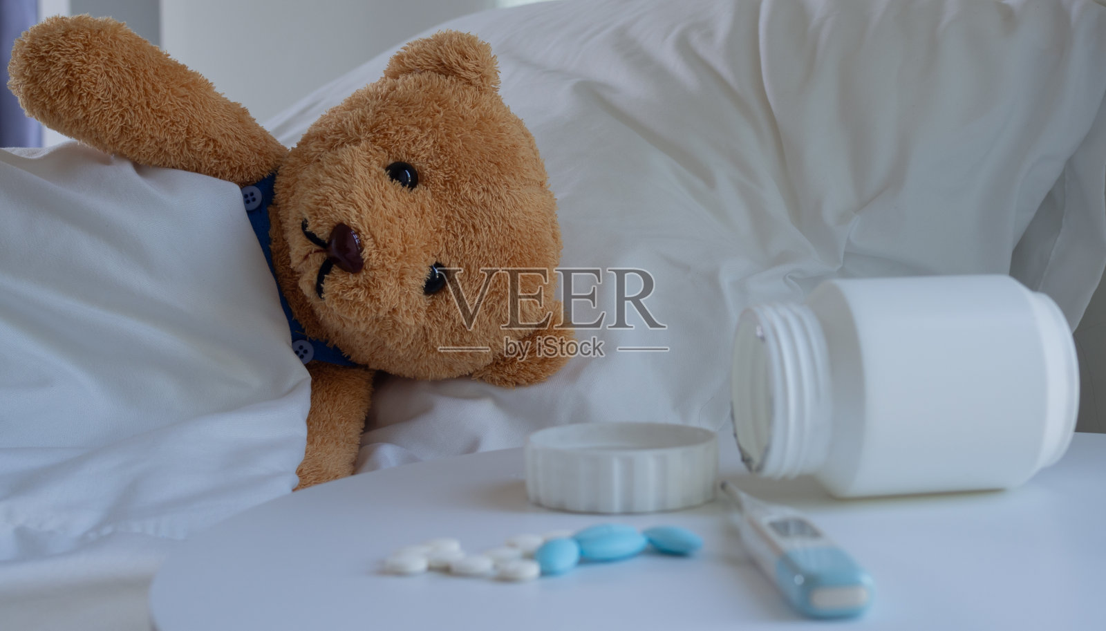 患病有头痛、季节性流感、过敏、高烧和流感、休息、病毒、冠状病毒、感觉疾病、呼吸道、感冒和流感、疲惫、感染、不适照片摄影图片