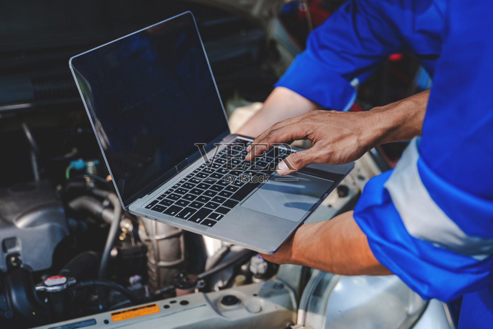 机修工为客户检查和维护发动机。这是一款将维修机器、汽车服务和维护清单写在剪贴板上的应用程序。照片摄影图片