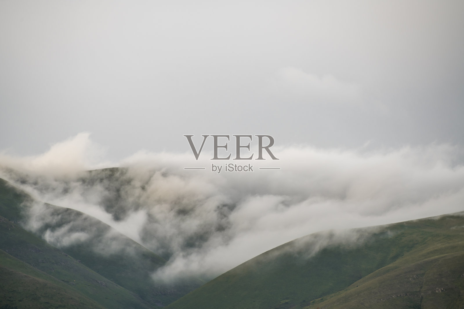 山水美，雨后山间云。照片摄影图片