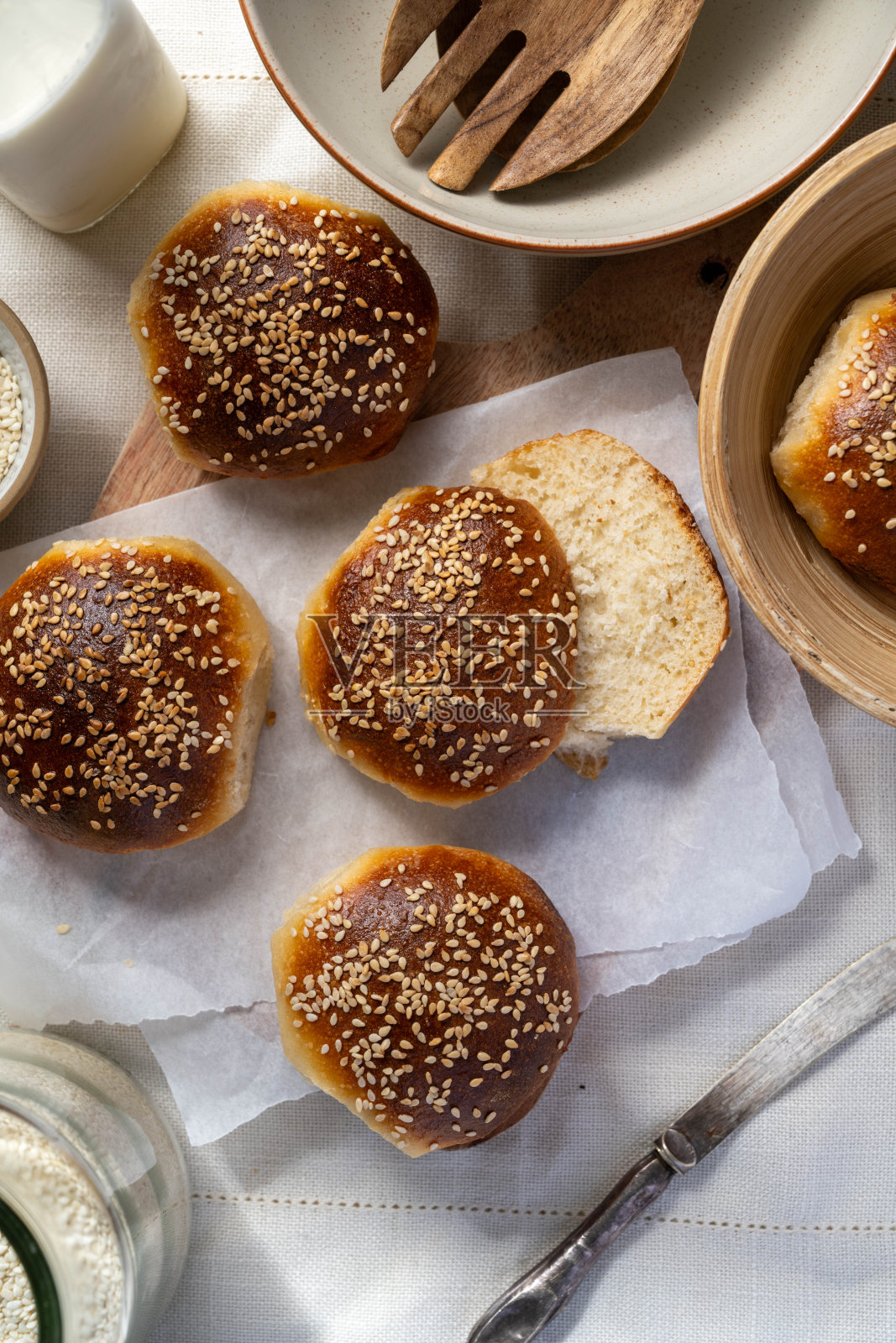 圆形烤盘里的酵母面包(俯视图)照片摄影图片