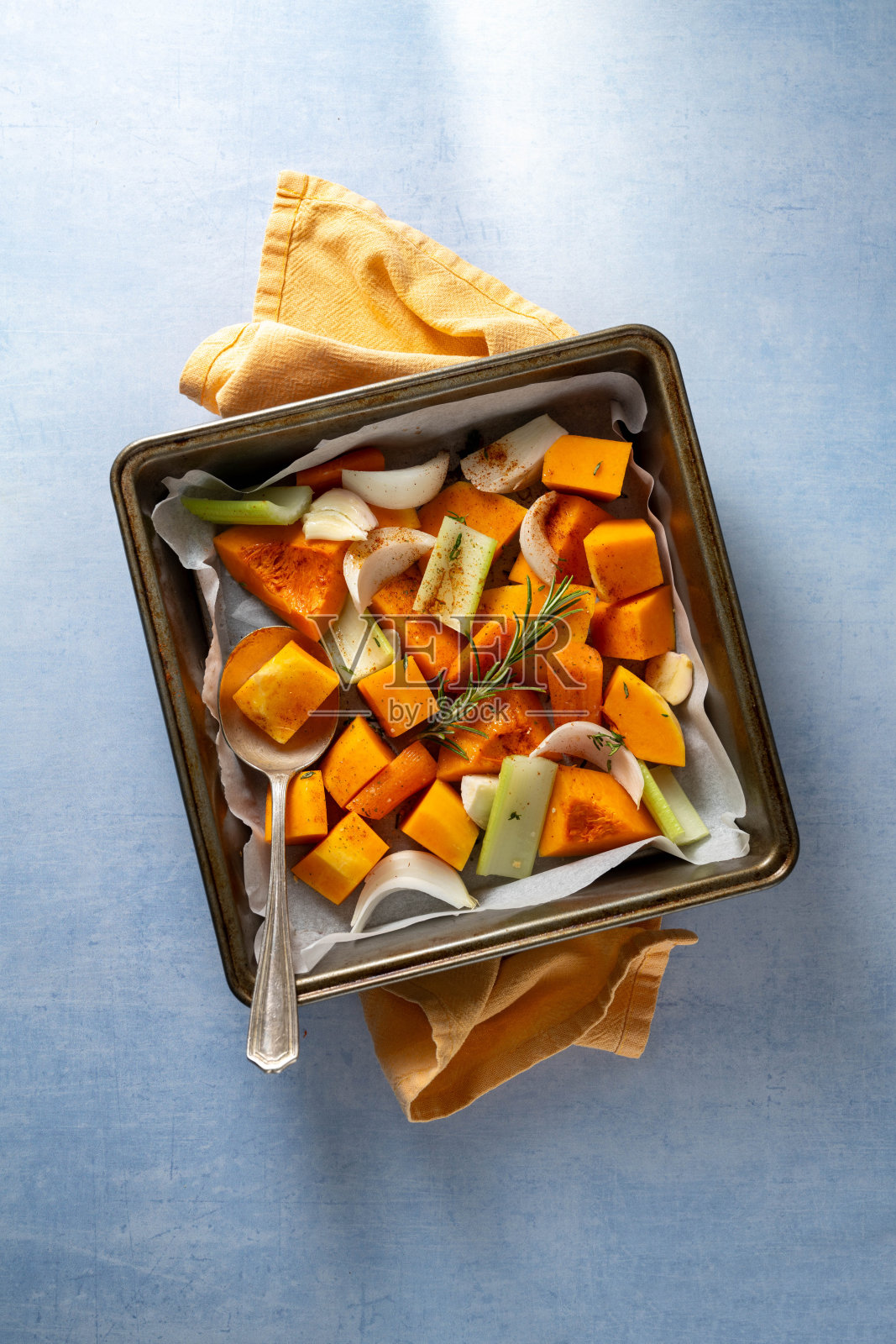 南瓜汤。冬南瓜和蔬菜准备在烤盘里烤。照片摄影图片