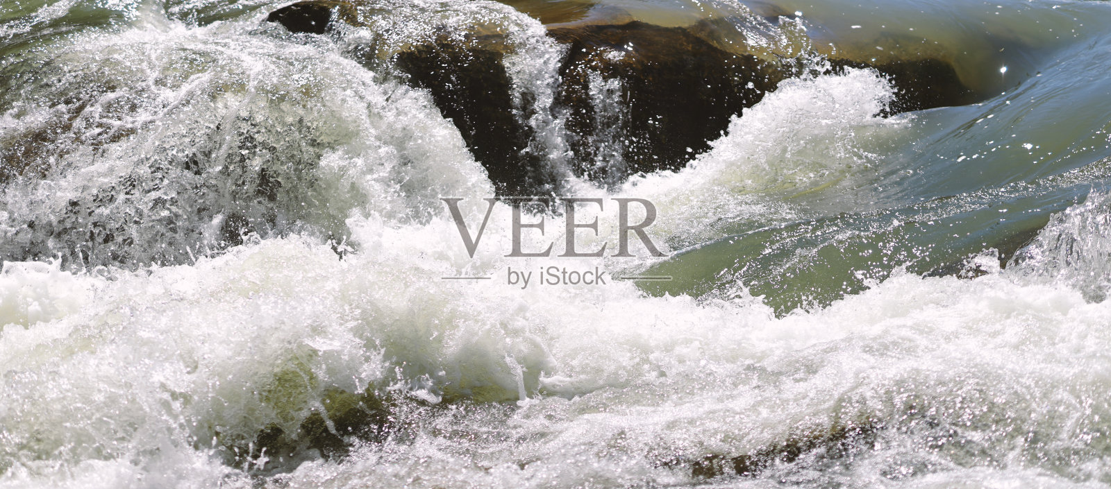 山间河流的波浪和水花。照片摄影图片