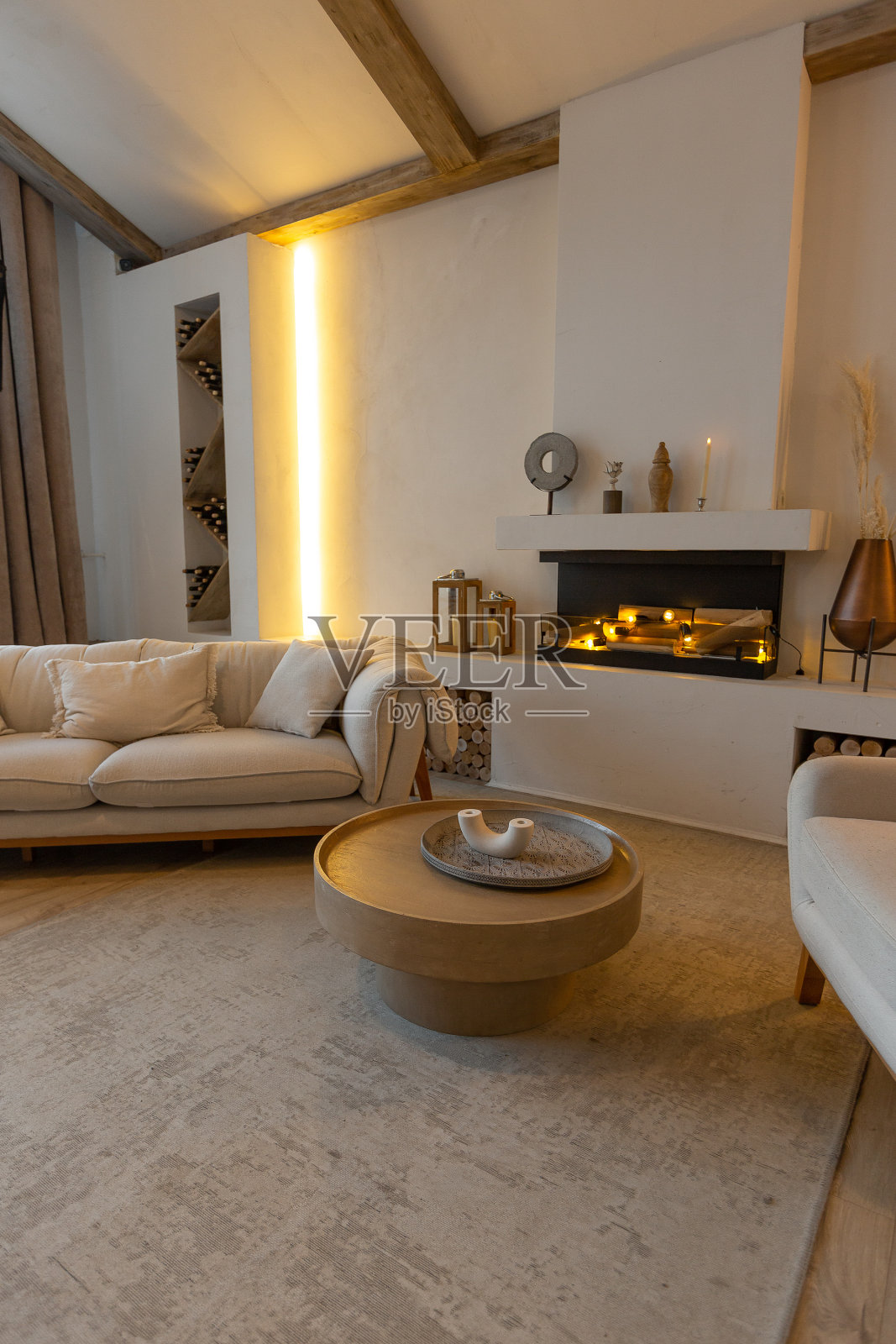 一个别致的乡村别墅的舒适温暖的家庭内部，开放式的平面，木材饰面，温暖的颜色和家庭壁炉。为家庭和客人提供娱乐区域的视野照片摄影图片