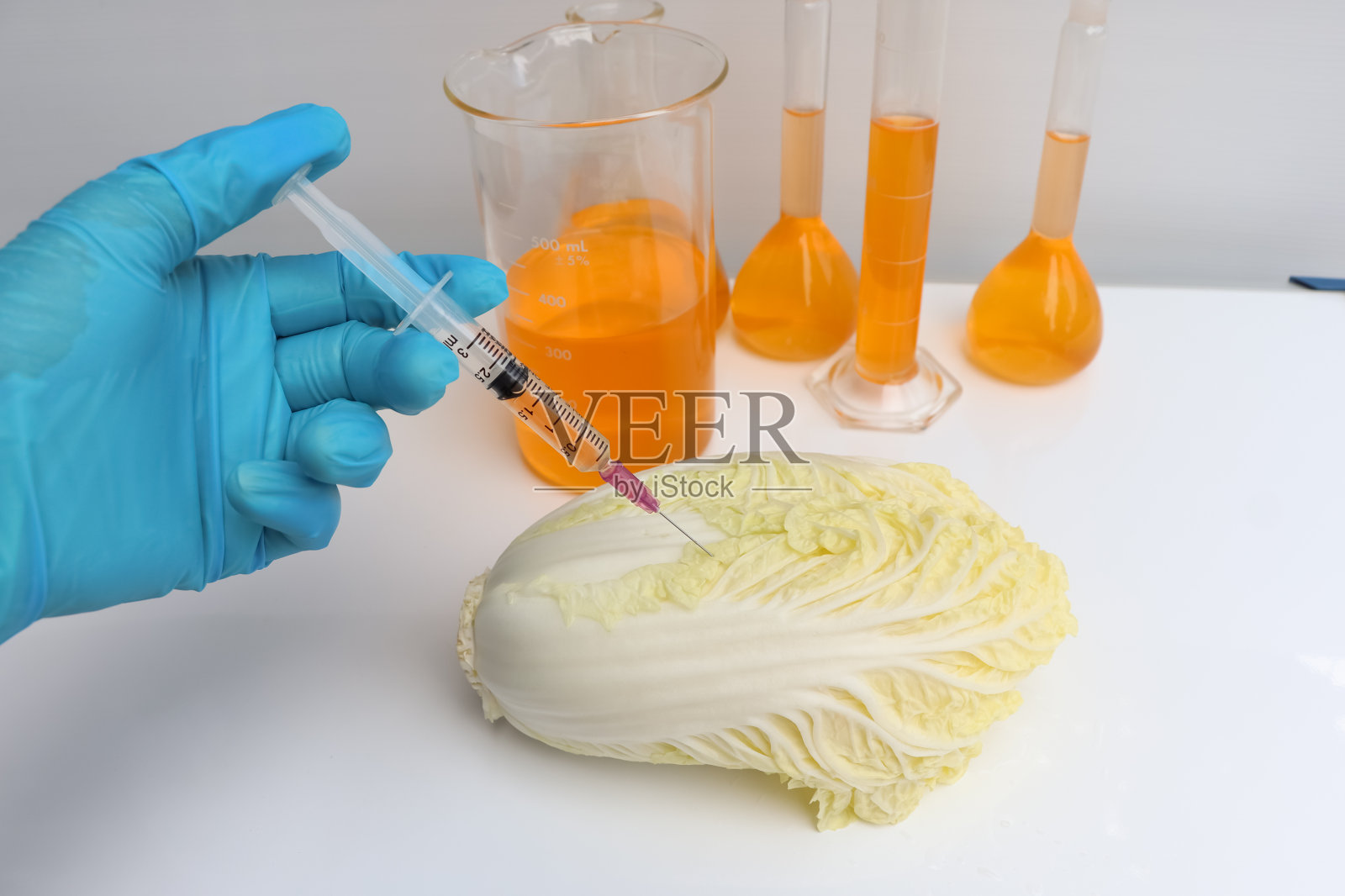 在实验室里用化学物质对蔬菜进行实验照片摄影图片