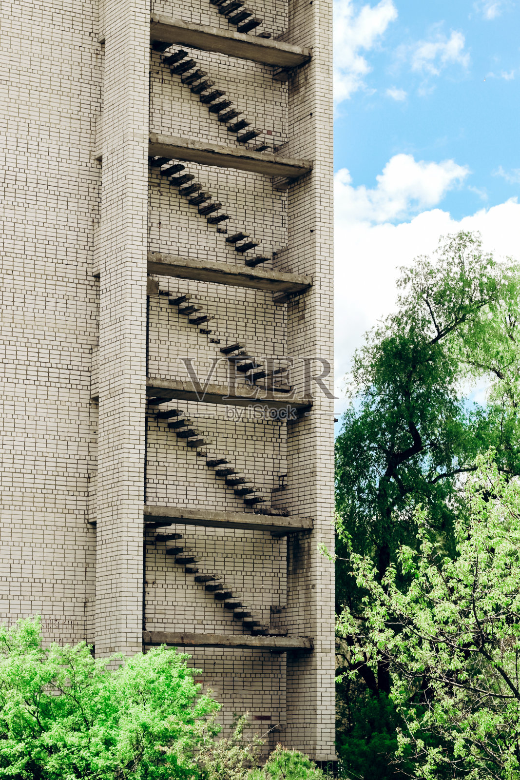 废弃空城，多层建筑。没有窗户的空房间照片摄影图片