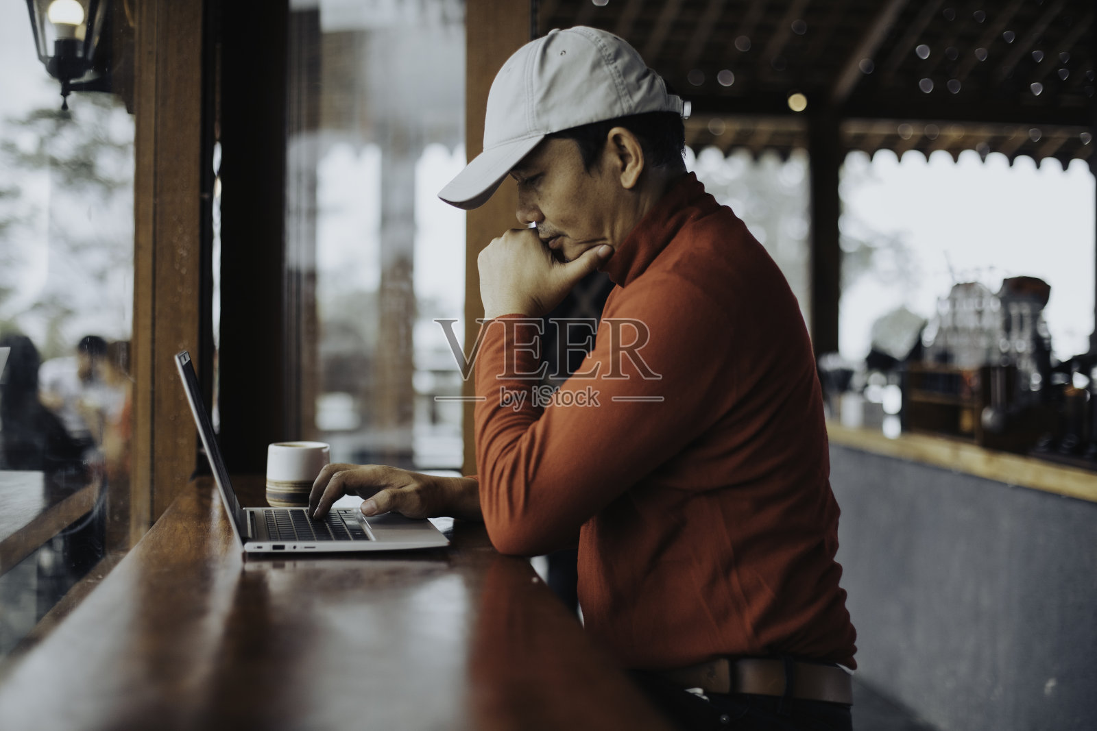 亚洲人坐在咖啡馆里工作照片摄影图片