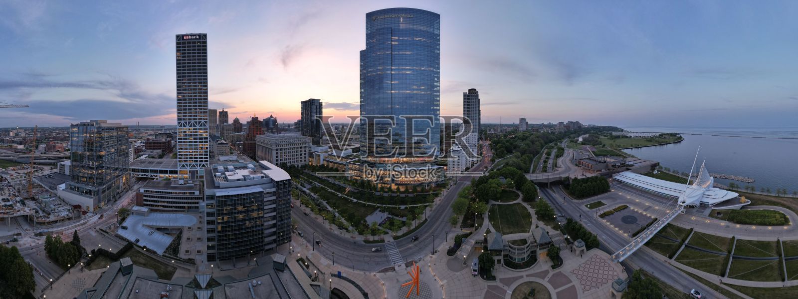 令人惊叹的沿海城市天际线夜景:威斯康星州密尔沃基照片摄影图片