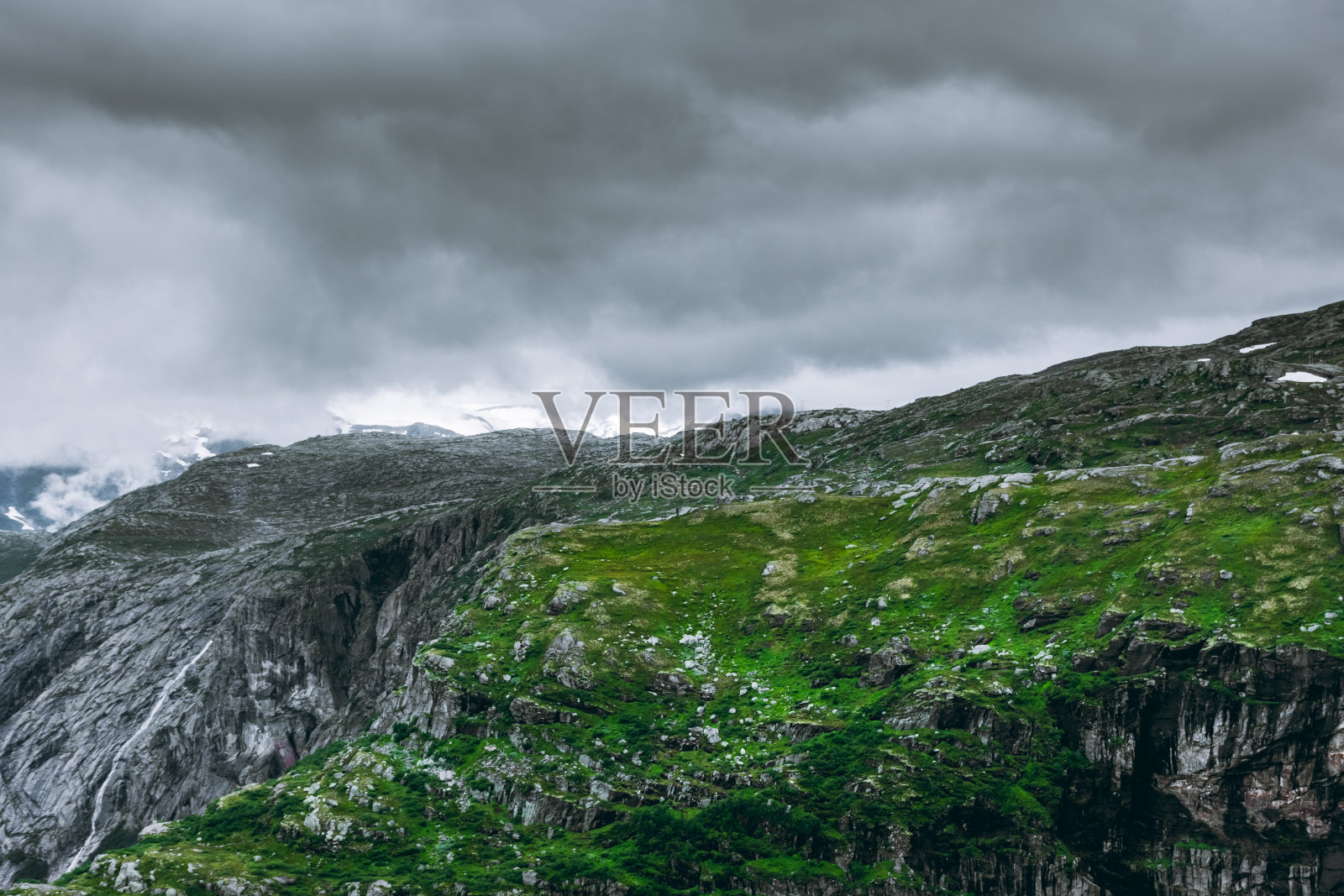 挪威山区郁郁葱葱的景色照片摄影图片