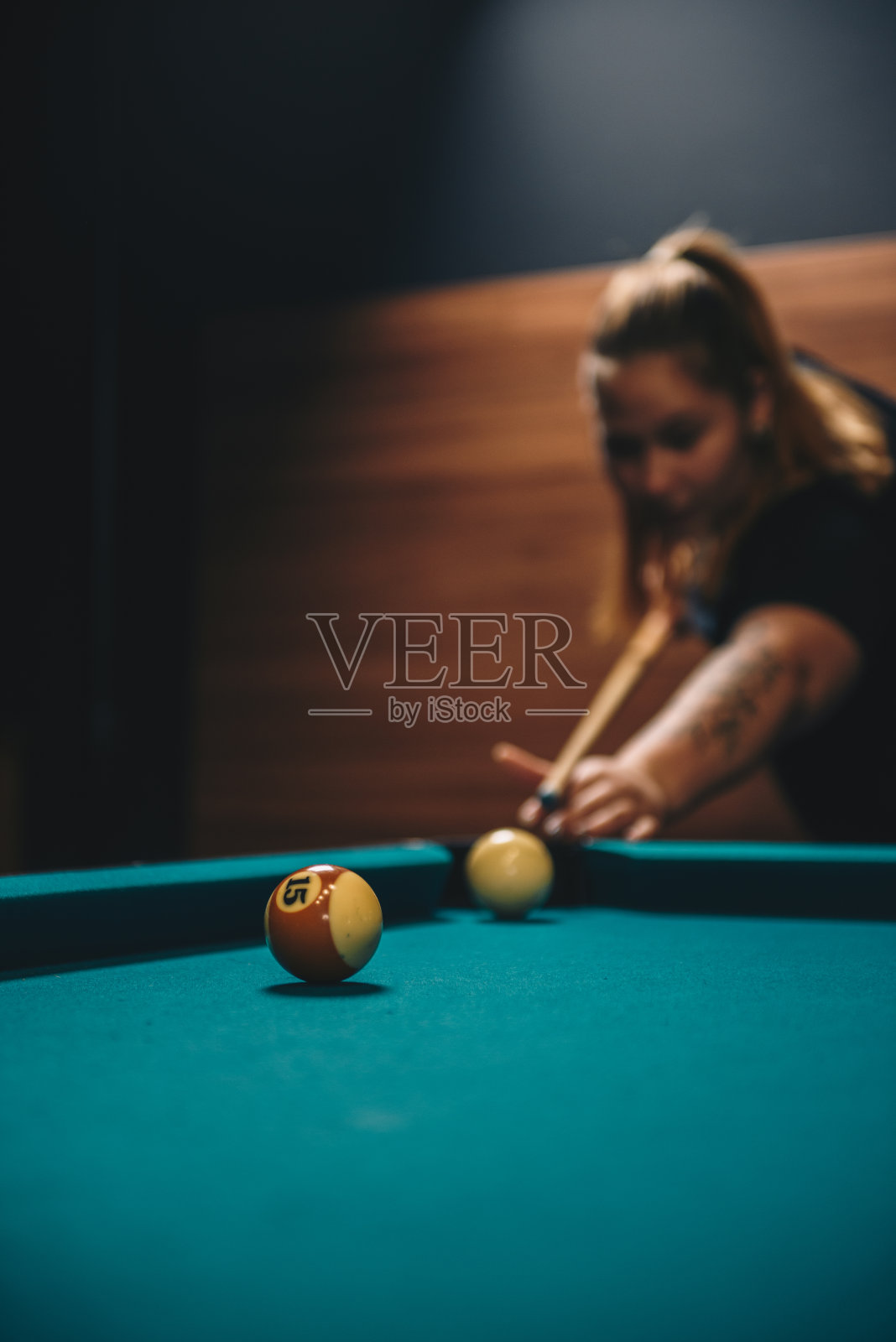 两打台球照片摄影图片