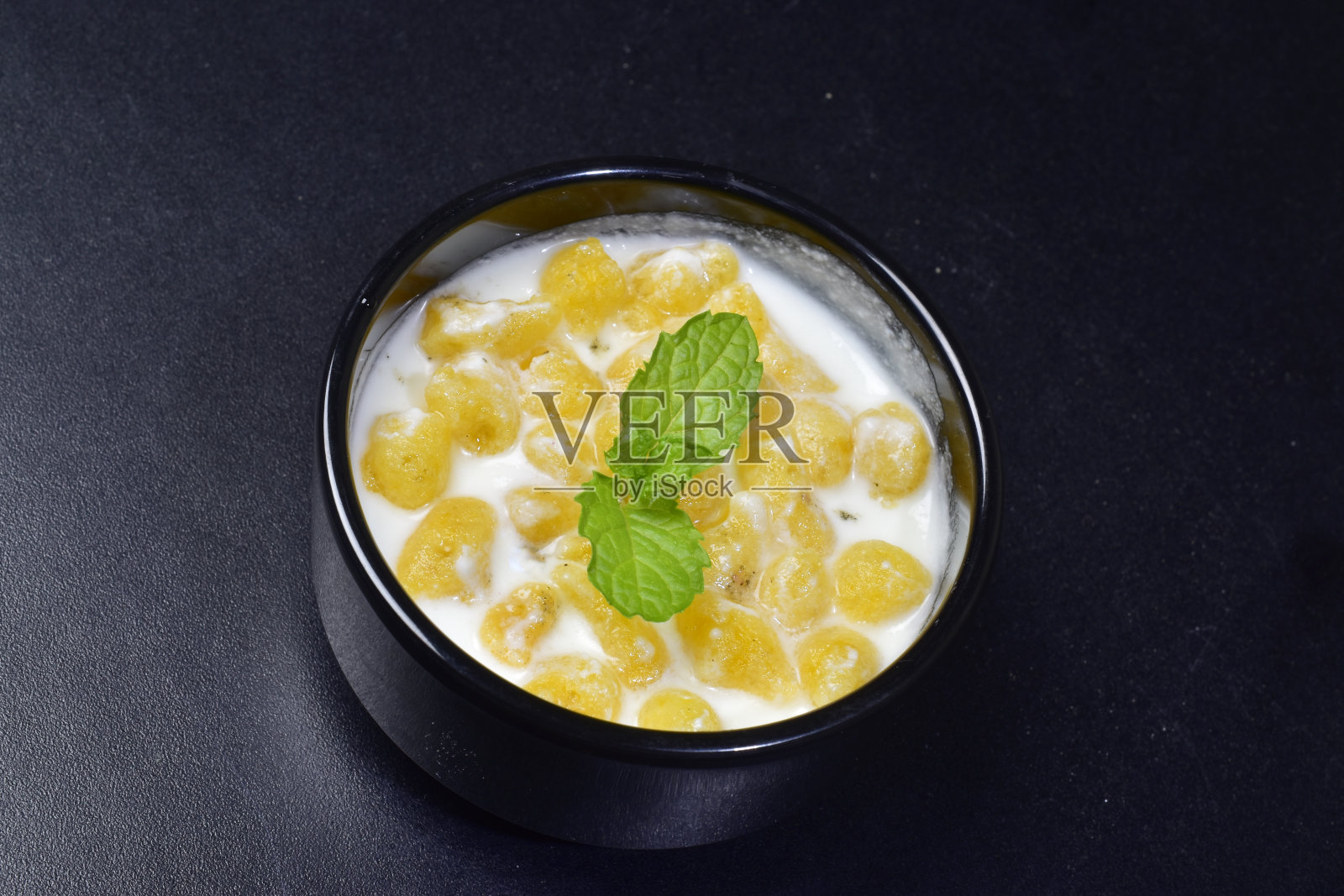 黑色背景上的bundi raita特写照片摄影图片