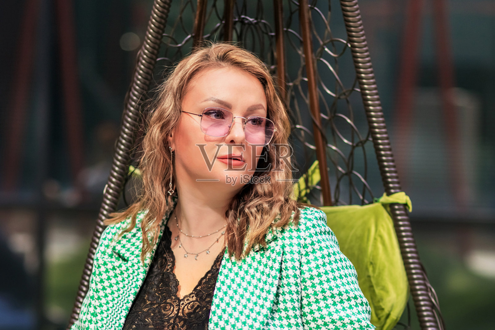 商务中心的娱乐区。一位女商人下班后在办公室休息的肖像。预防压力和倦怠的概念照片摄影图片