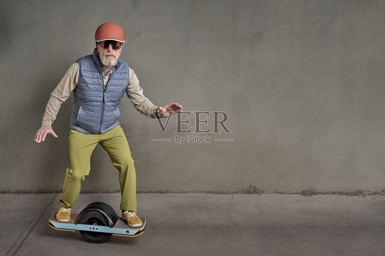 老人骑着单轮电动滑板照片摄影图片