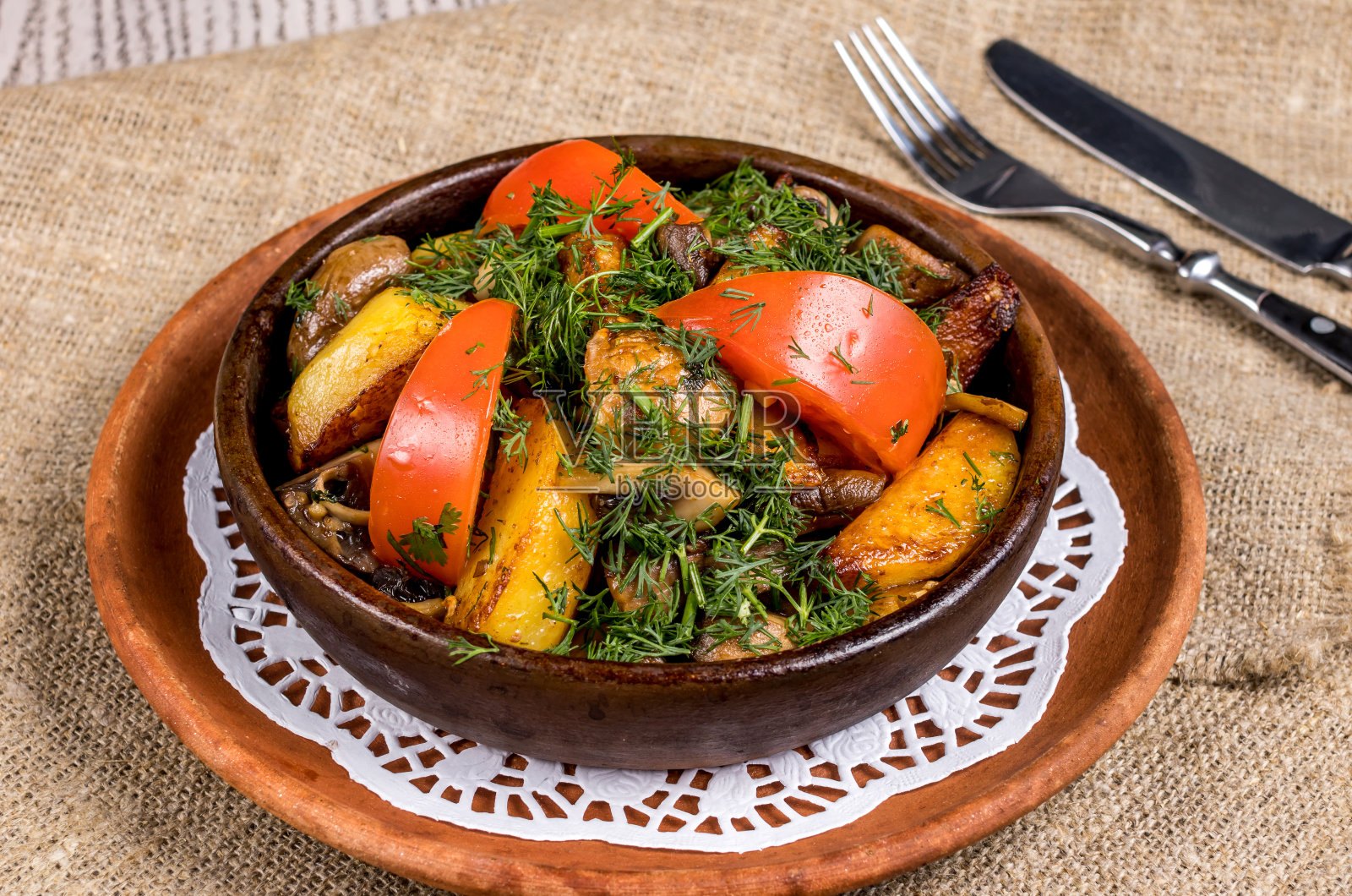 炸土豆，蘑菇和西红柿放在棕色的碗里照片摄影图片