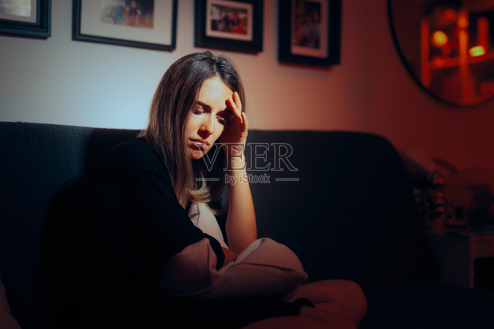 分手后伤心的女人在家里受苦照片摄影图片