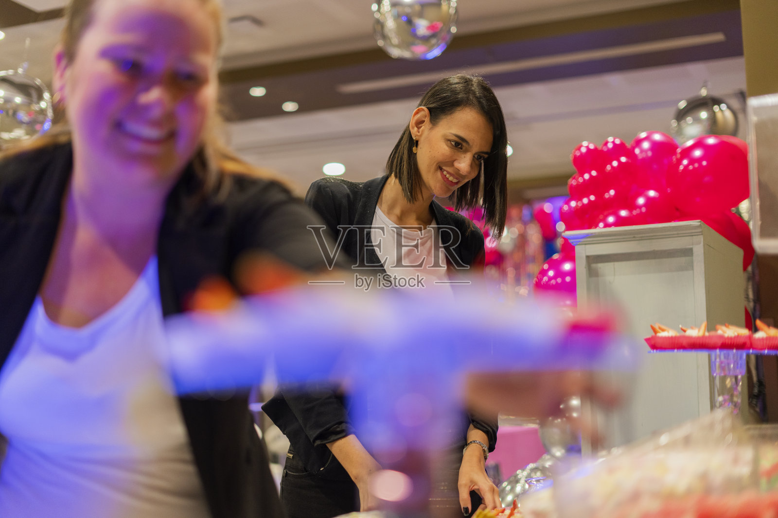 一位拉丁女性活动组织者正在审查她准备的派对的最后细节照片摄影图片