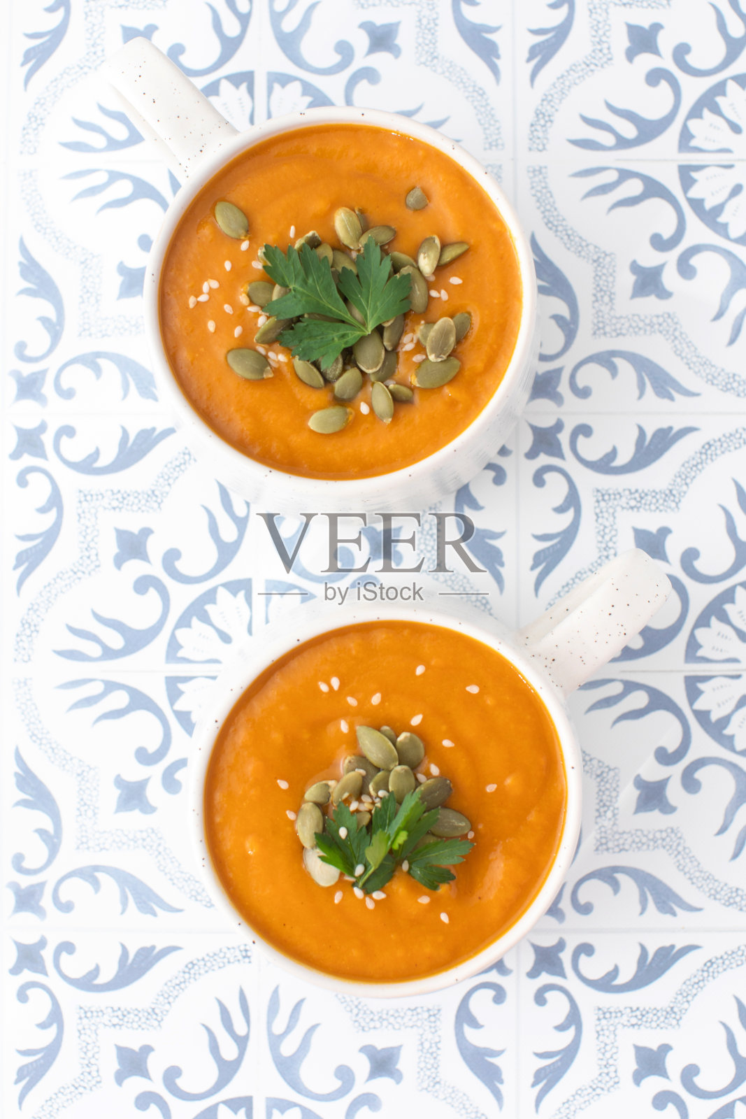 几杯热南瓜汤。秋季菜单的概念。秋天的食谱。照片摄影图片