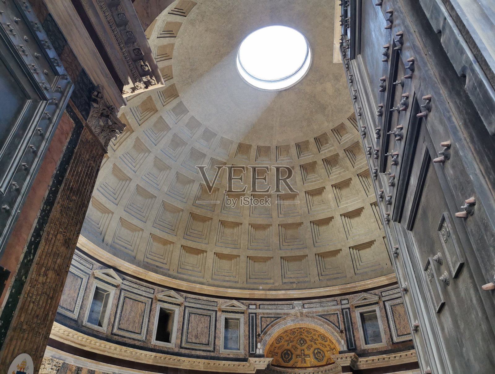 从敞开的大门俯瞰意大利罗马的万神殿穹顶照片摄影图片