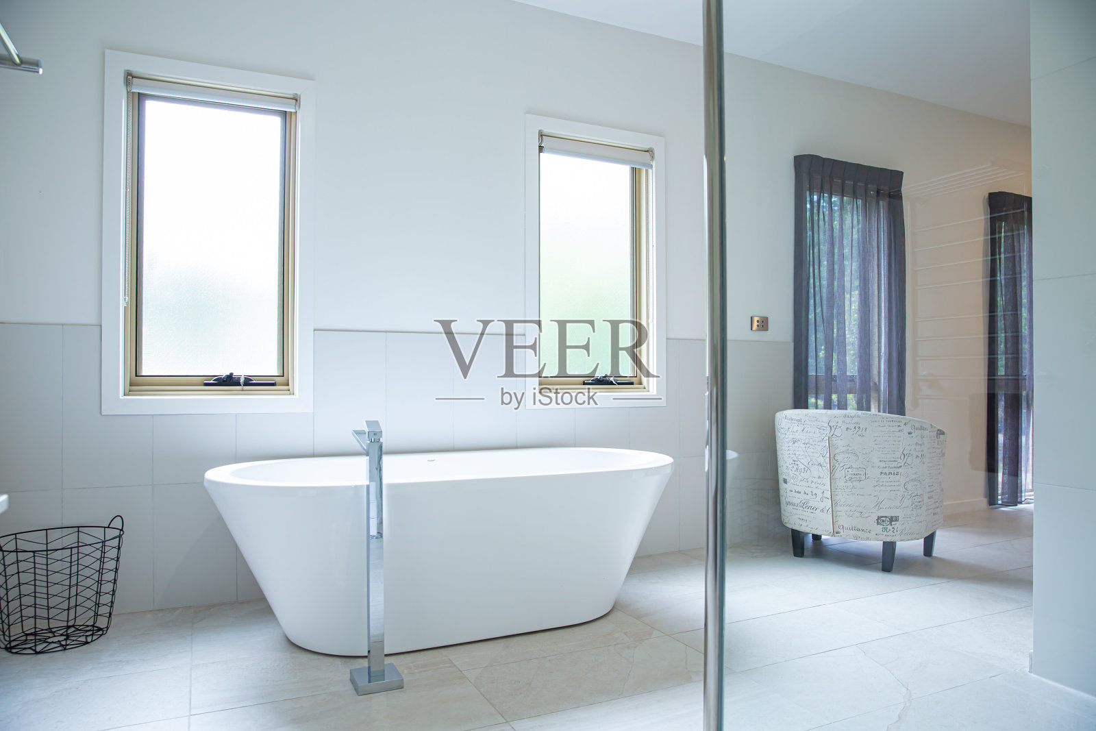 明亮的白色现代室内卧室，带有开放式浴室照片摄影图片