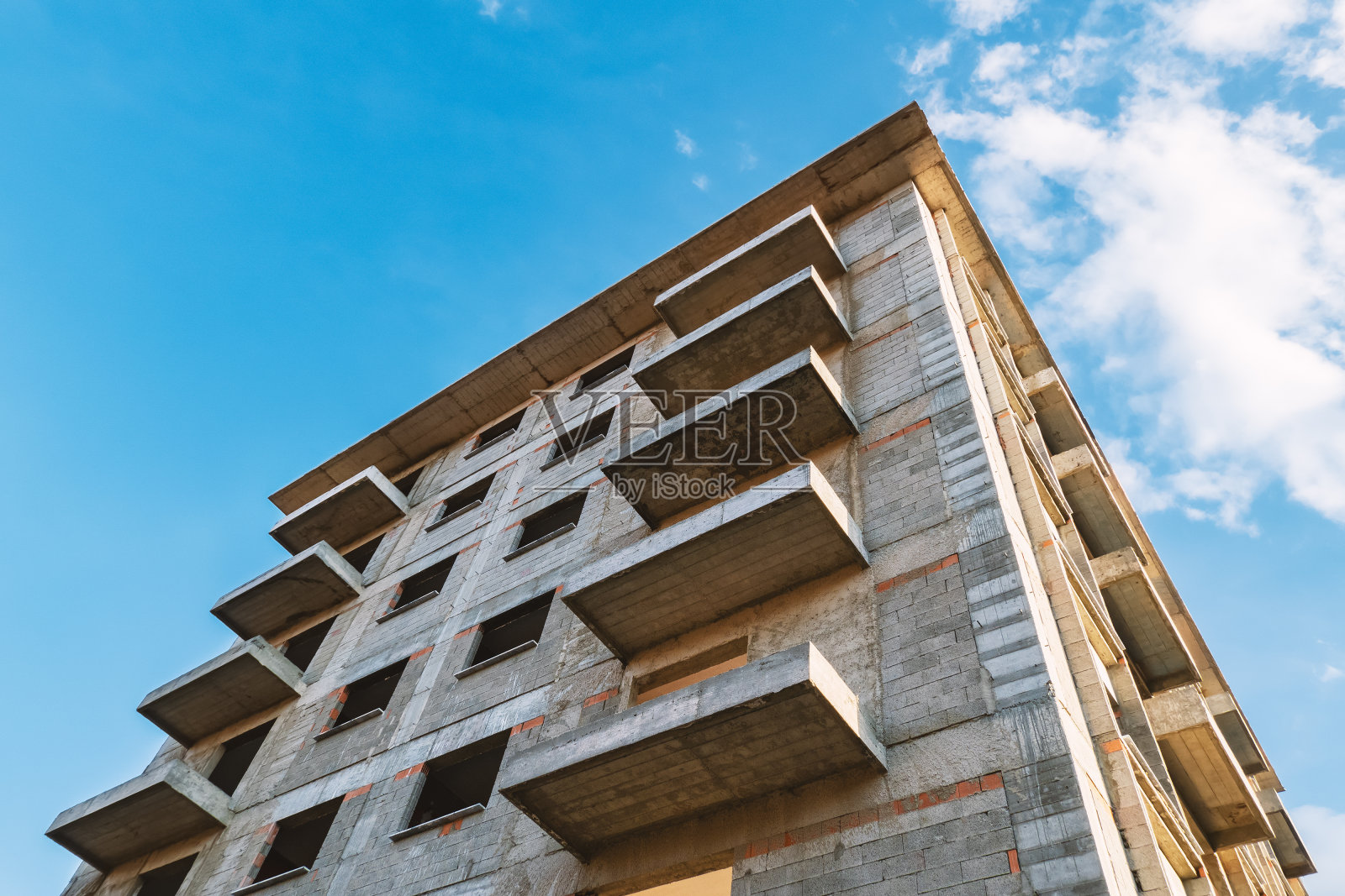 在建的未完工住宅钢筋混凝土公寓楼，背景为蓝天照片摄影图片